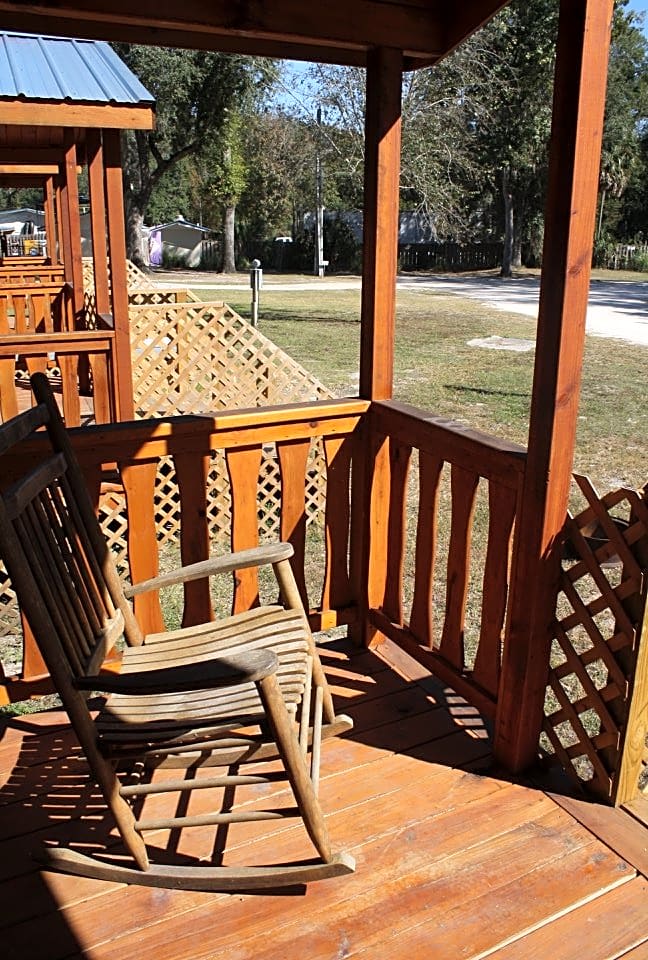 Ellie Ray's RV Resort & Lounge