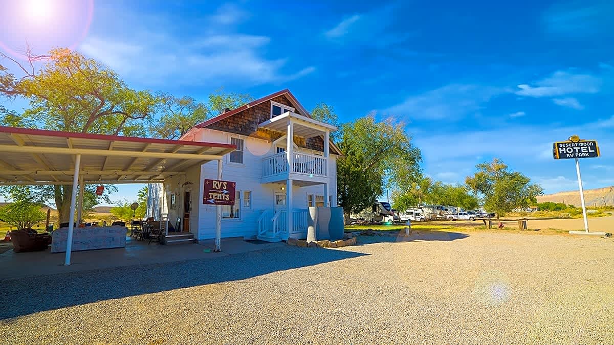 Desert Moon Hotel & RV Park
