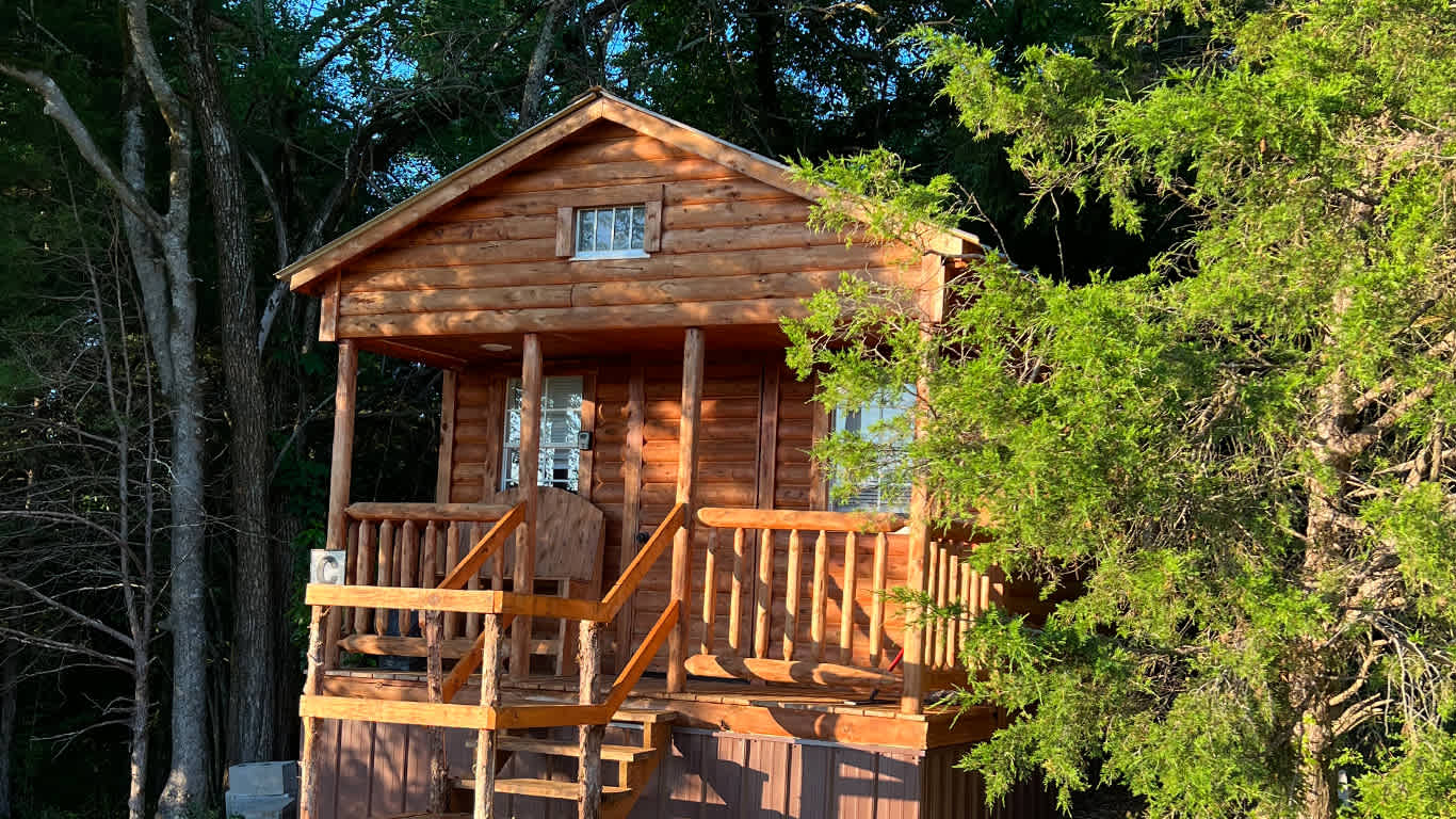 Secluded Horse Farm With Cabins