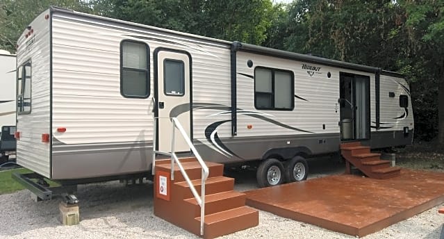 Deluxe RV 740B