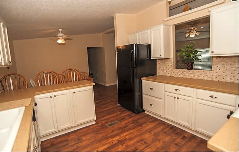 Roadhouse Cabin (Sleeps 10-12)