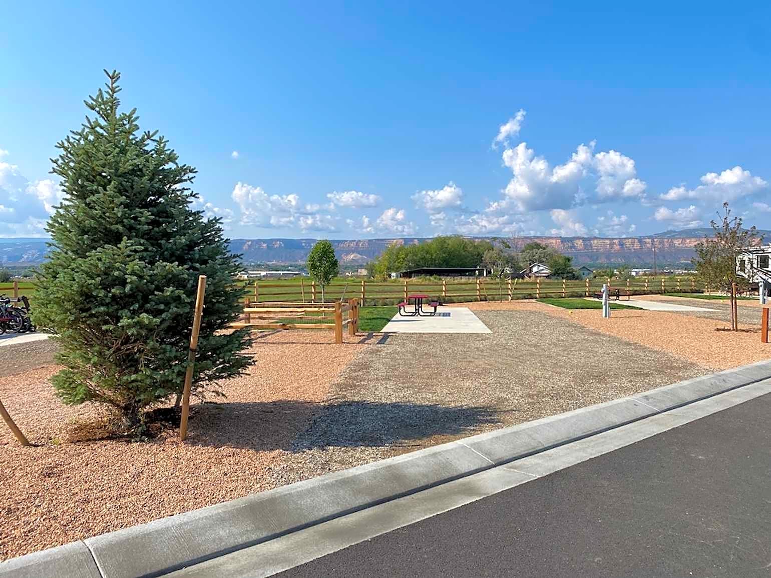Premier Open-View + Dog-Run, Back-In RV Site