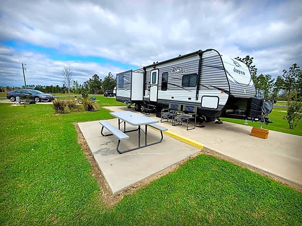 Deluxe Full Hookup RV Site