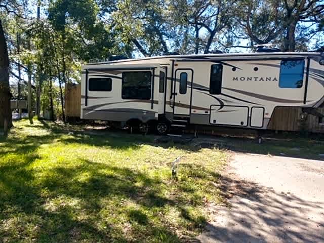 30/50 Amp Deluxe Pull Thru RV Site