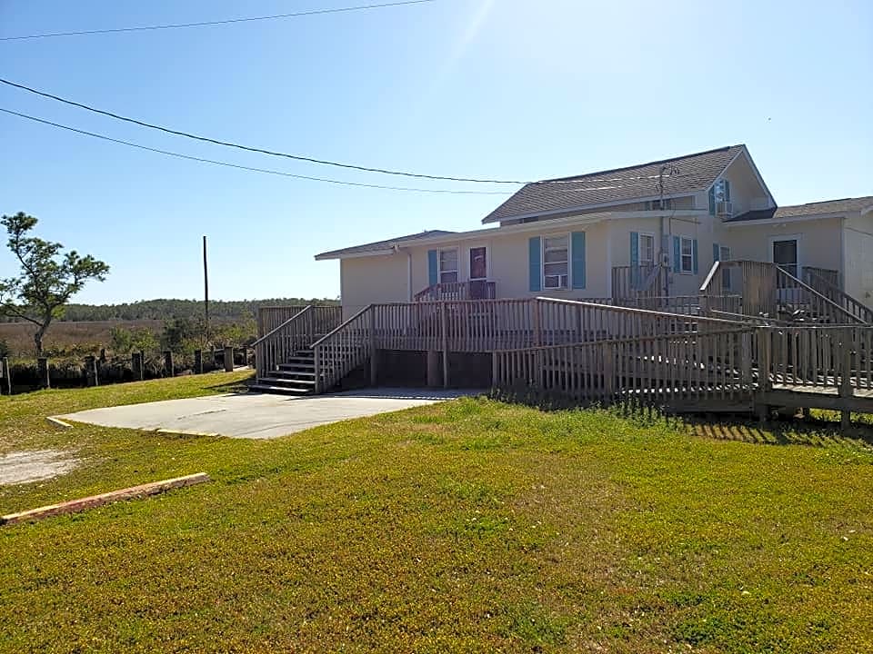Waterfront - Swan Point Lodge