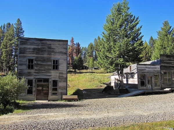Bearmouth Chalet and RV Park