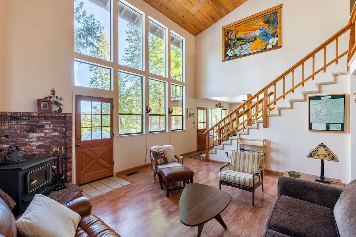 VIEWS! Pine View Lodge *Jetted Tub*