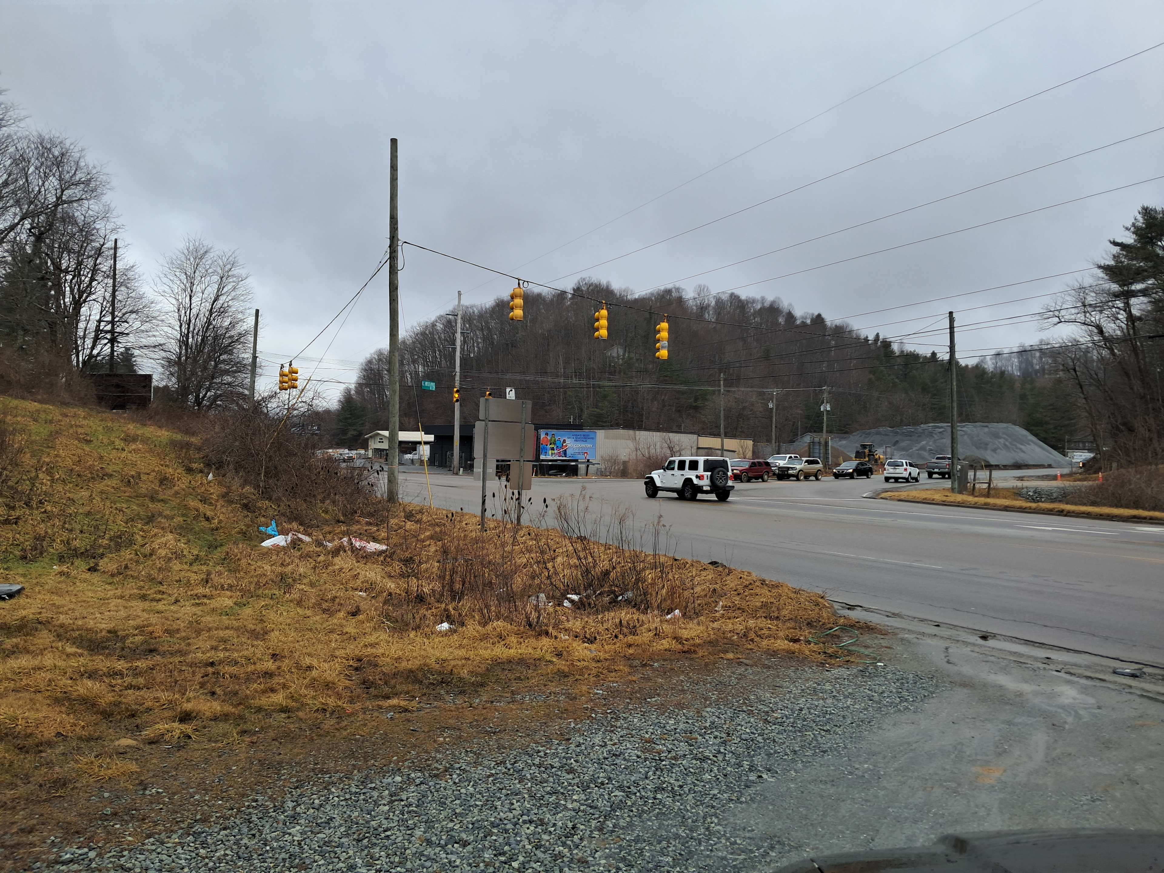 Close to the road and ample traffic noise. But a great, safe overnight spot for boondockers!