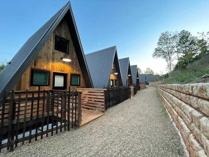 Wrong Way River Lodge & Cabins