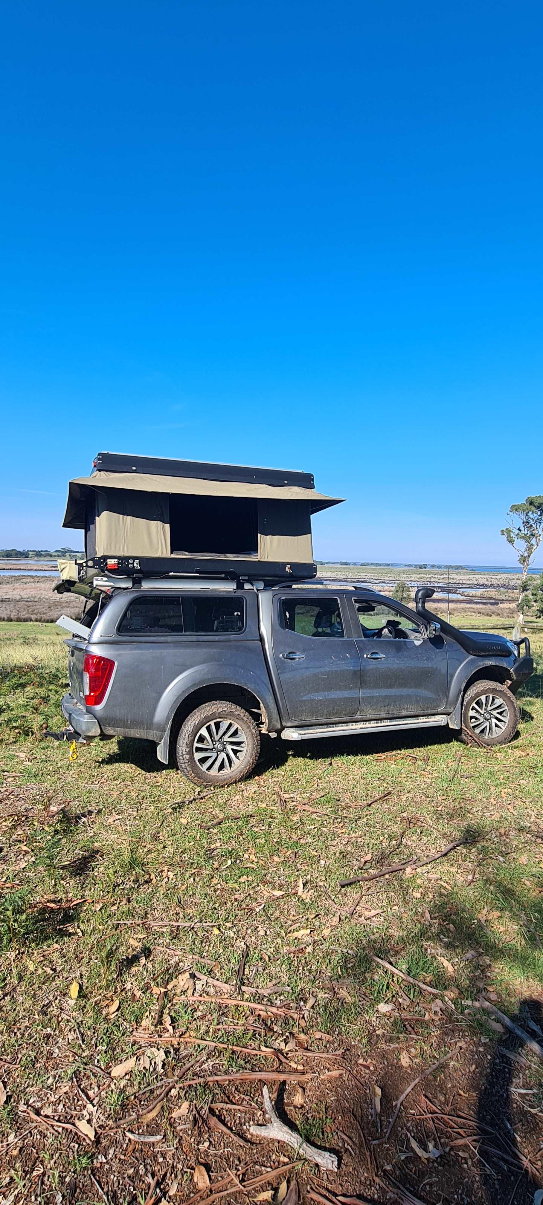 This site is completely off grid.  Shower and toilet facilities are available a short walk away. Beautiful views of the Gippsland Lakes.  Local Kangaroos bounding by. Absolutely peaceful.  Fire pit and wood available also.
