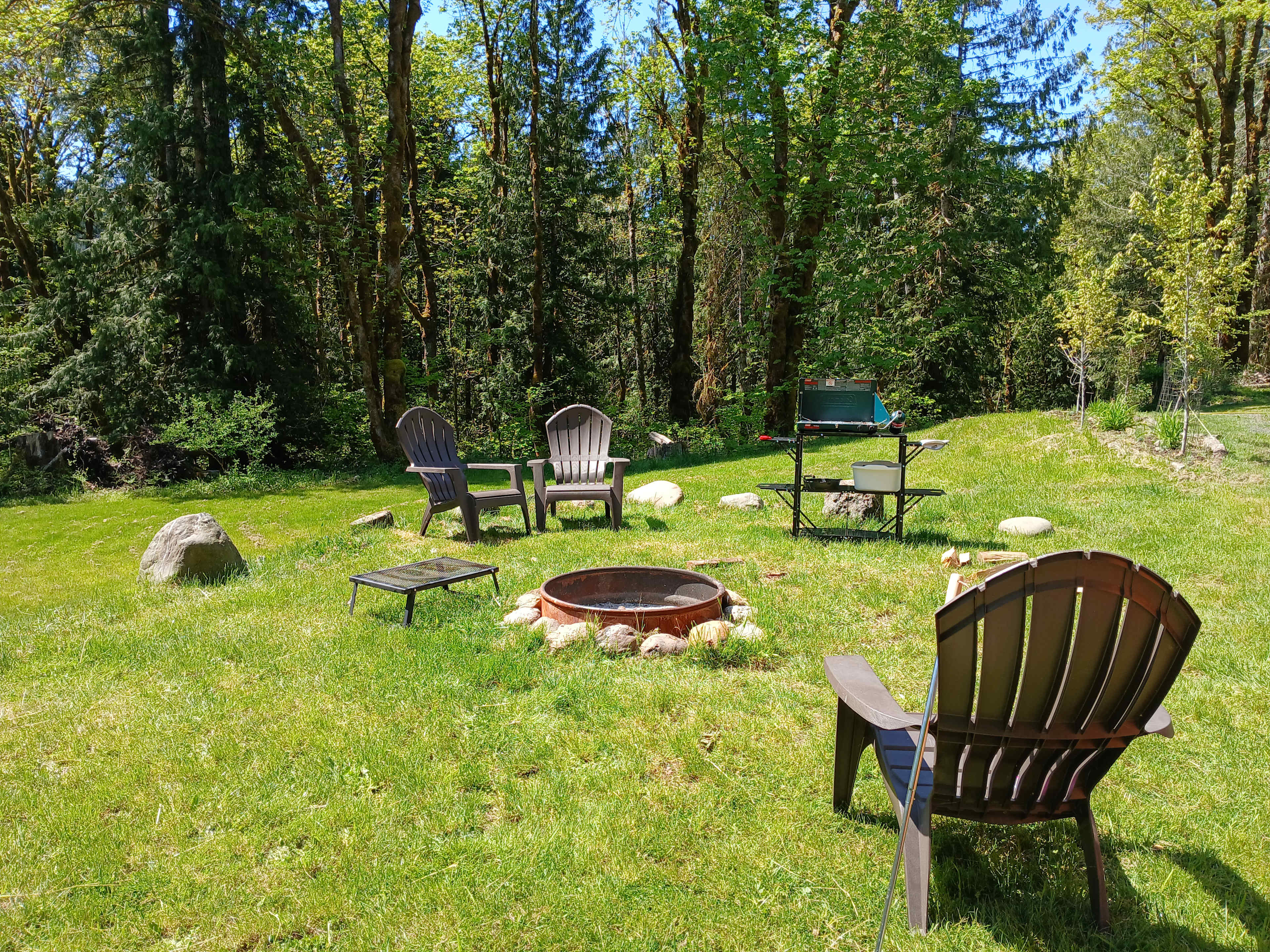 Fireplace. Grill rack and cooking stand are not included.