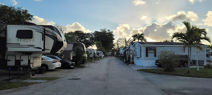 Sunshine Holiday MHCC RV and Camping Resort