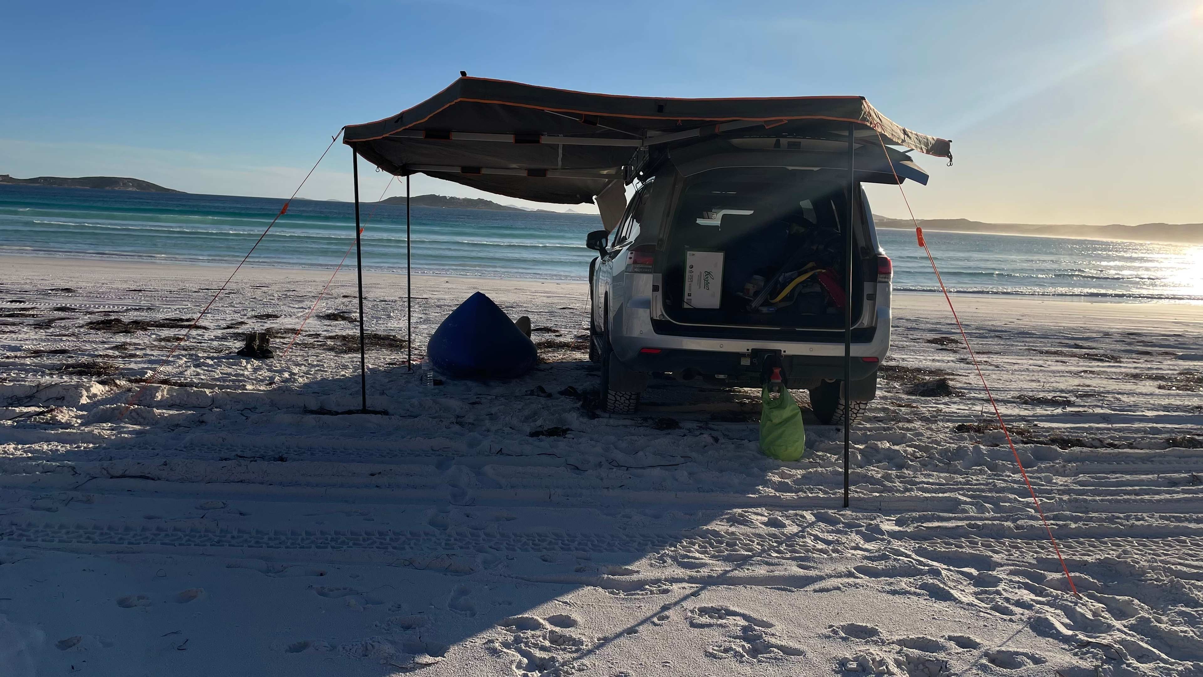 Easy car access to the beach 