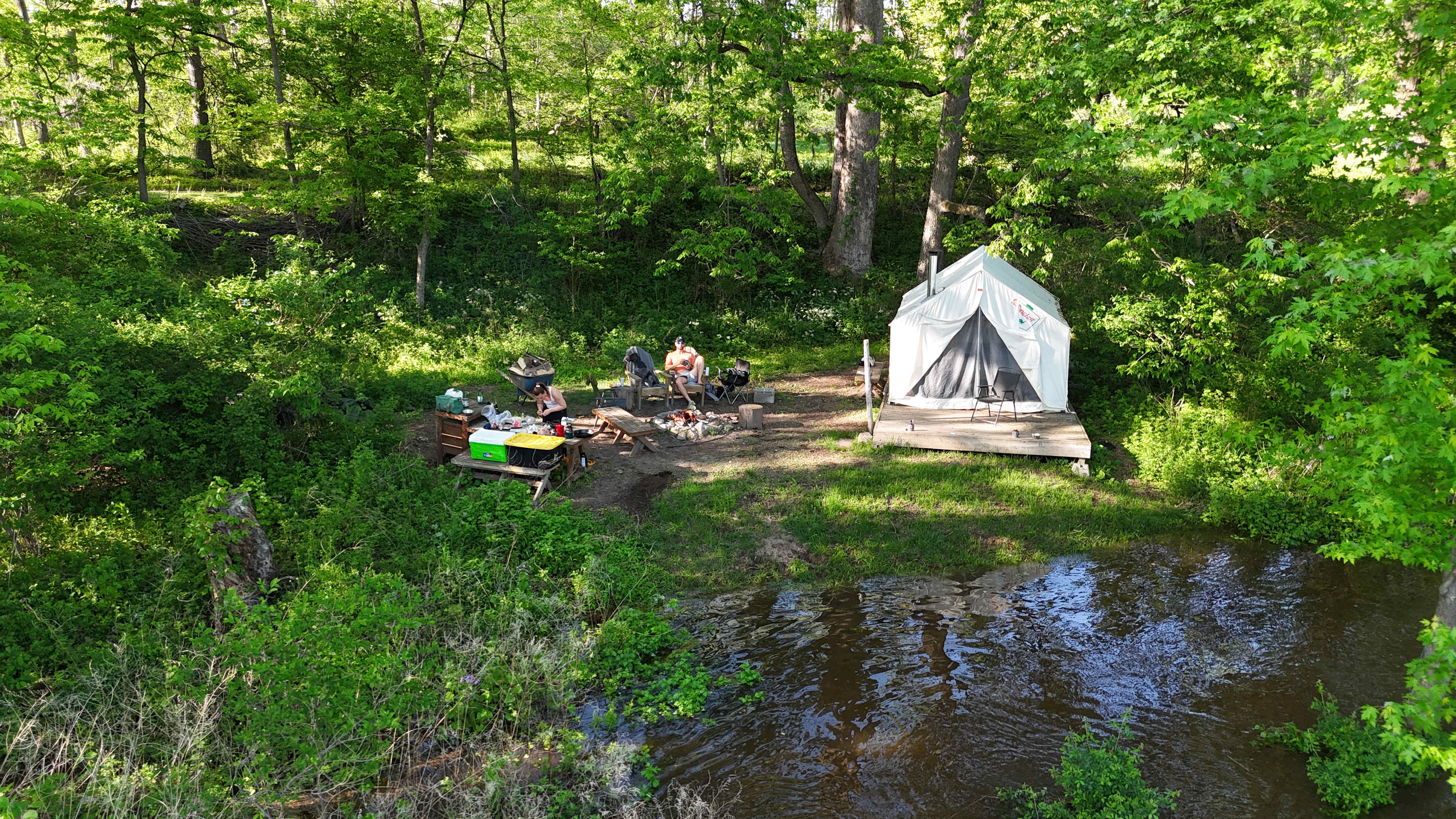 My wife, our dog, and I spent the weekend at this amazing campsite and we couldn’t be happier with the experience. Nestled right in front of the river, the spot is truly a slice of paradise. Being surrounded by nature, waking up to the soothing sound of birds 