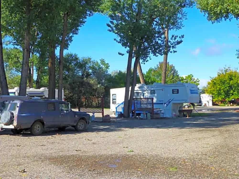 Four Seasons River Inn & RV Park