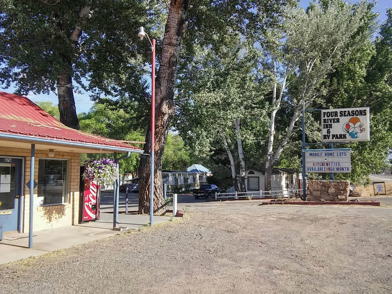 Four Seasons River Inn & RV Park