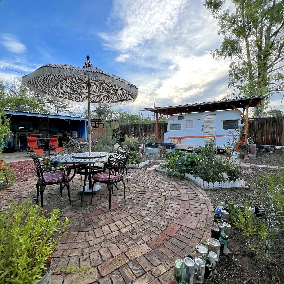 La Shata: Garden + Camper