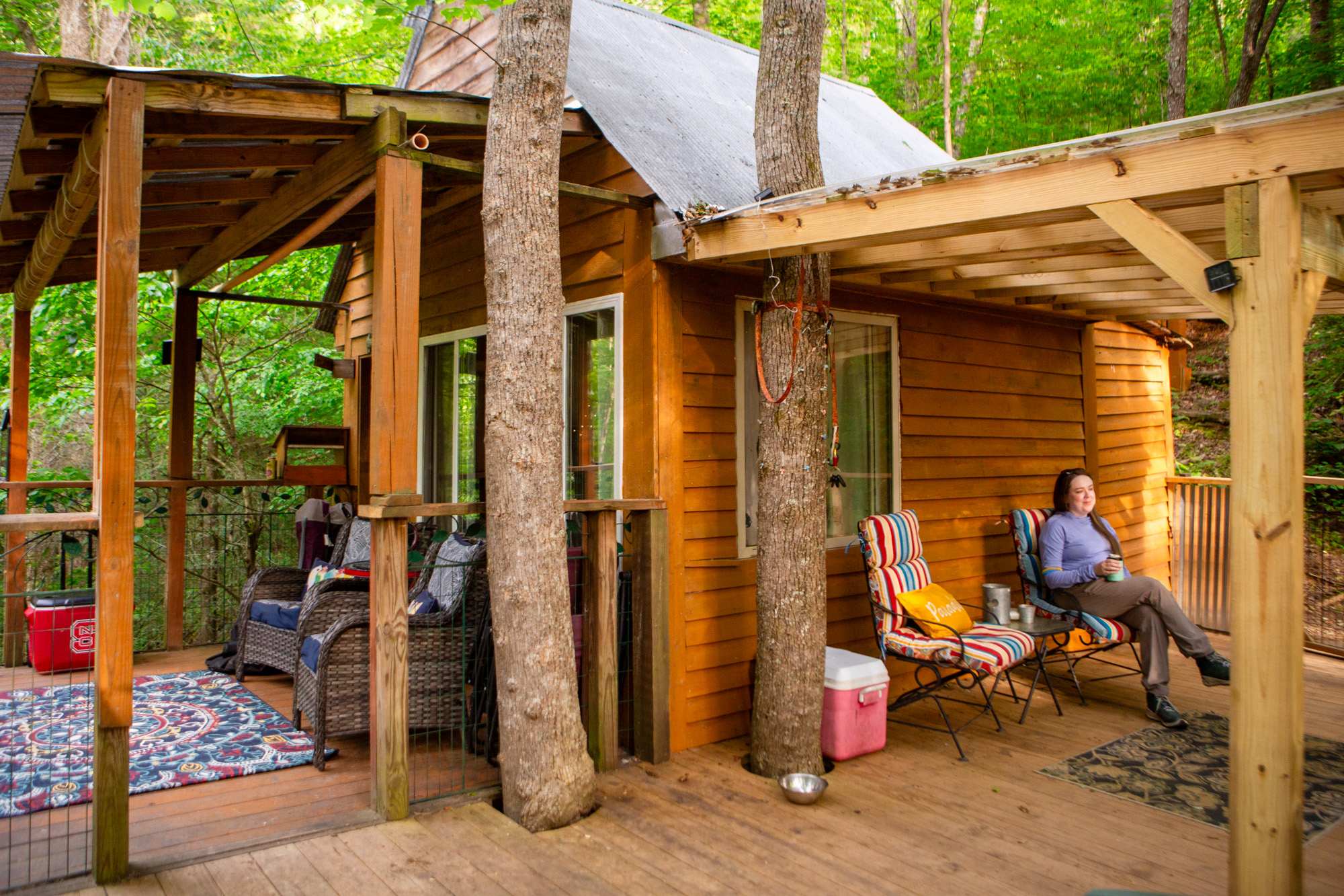 The treehouse has a spacious patio with two covered seating areas. The left side with the door to the cabin was completely protected from the rain during our stay. Cushions on the other side where the grill is got wet, while the other side stayed dry.