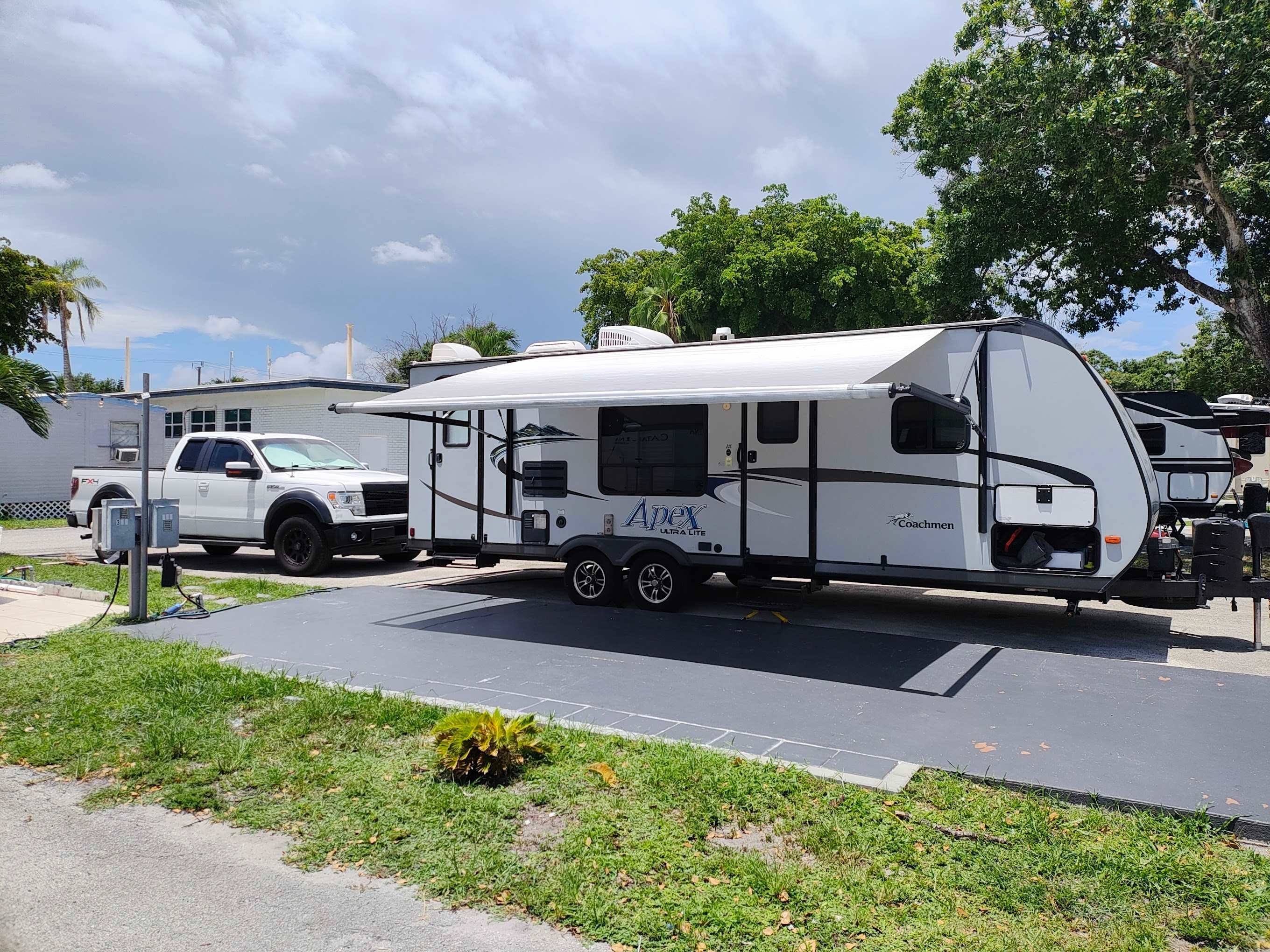 Sunshine Holiday MHCC RV and Camping Resort