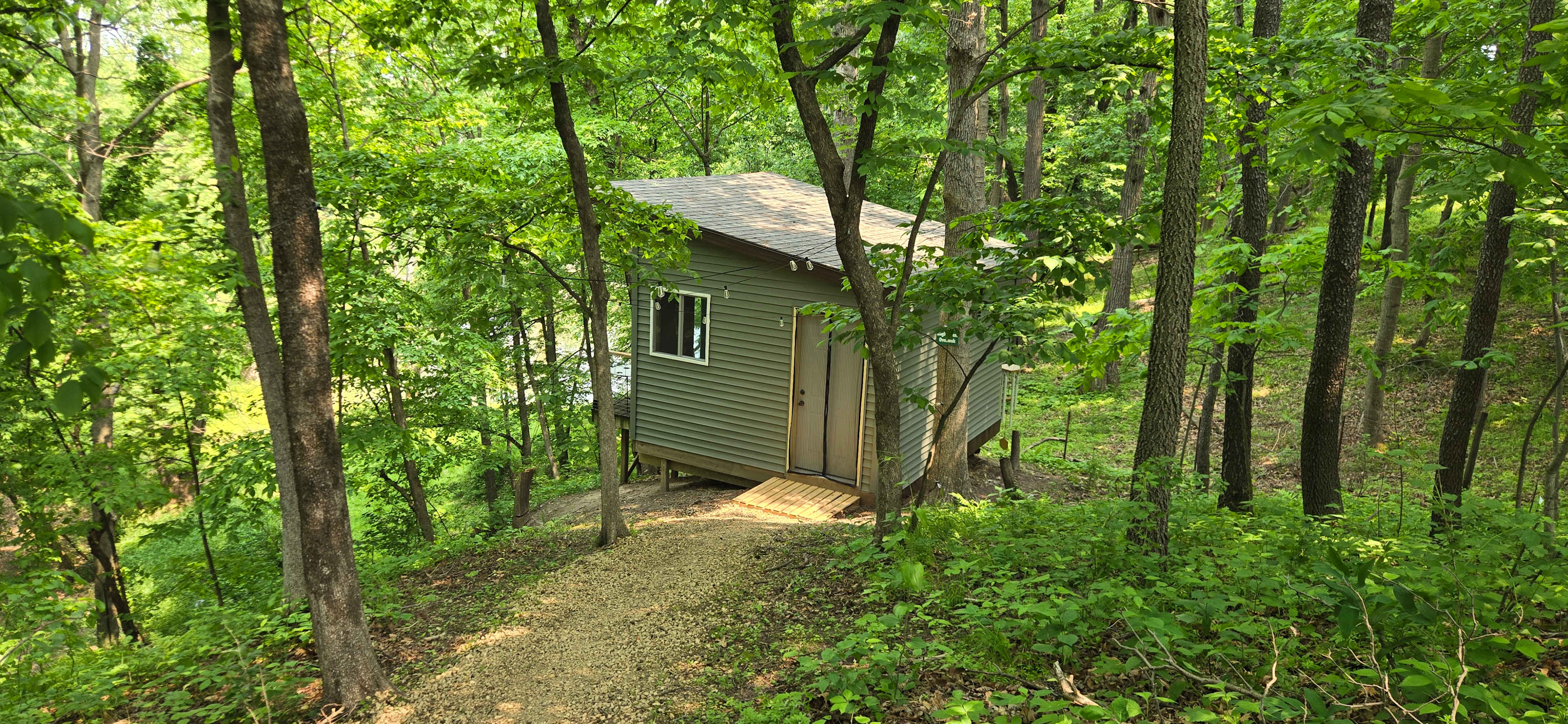 Nice one bedroom cabin located high in the trees of the woods. Perfect spot to enjoy a quiet relaxing time natural in nature. 