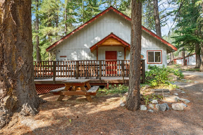 Whistlin' Jack's Outpost Lodge