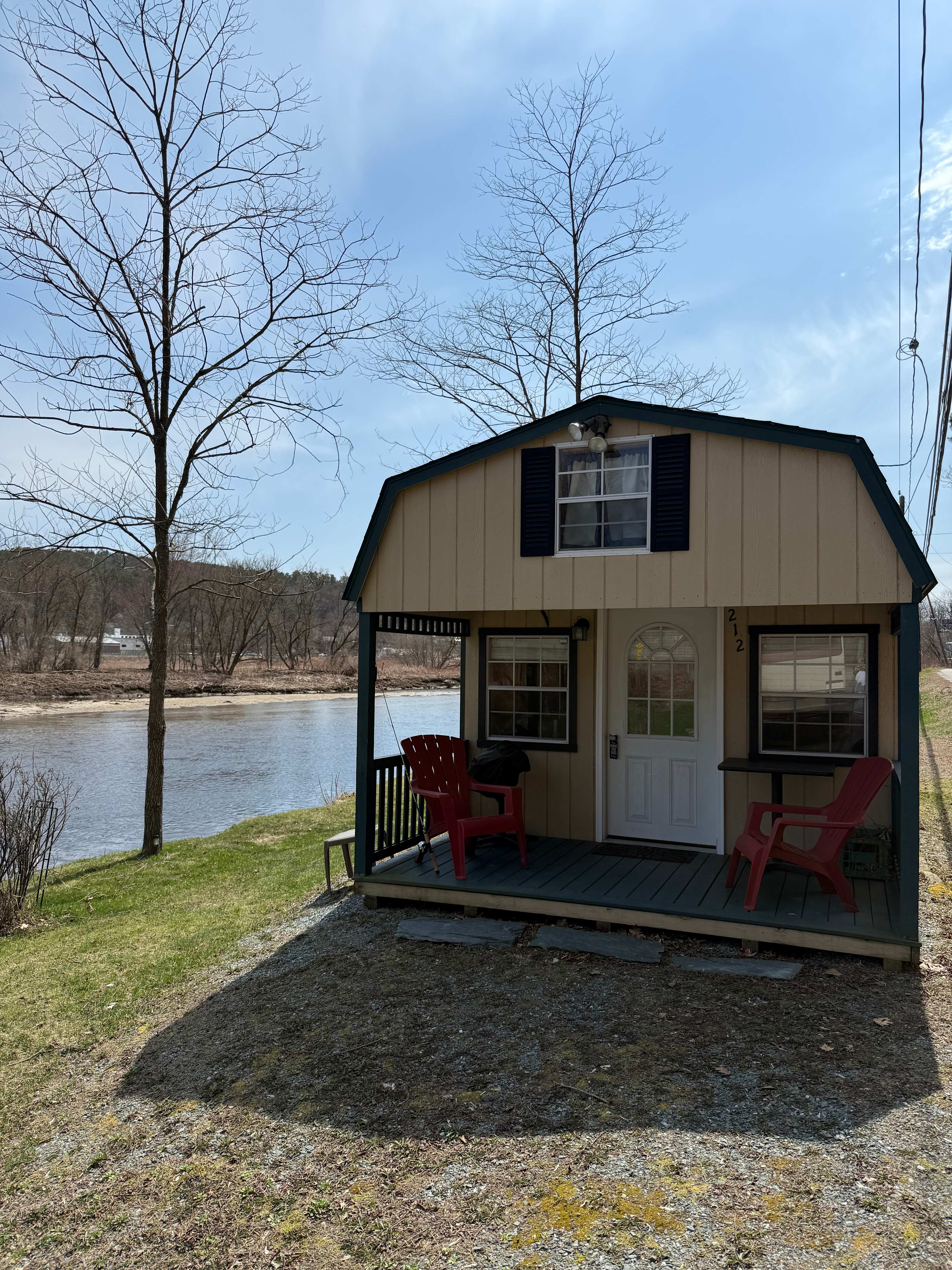 Riverside Cabin With Beautiful View