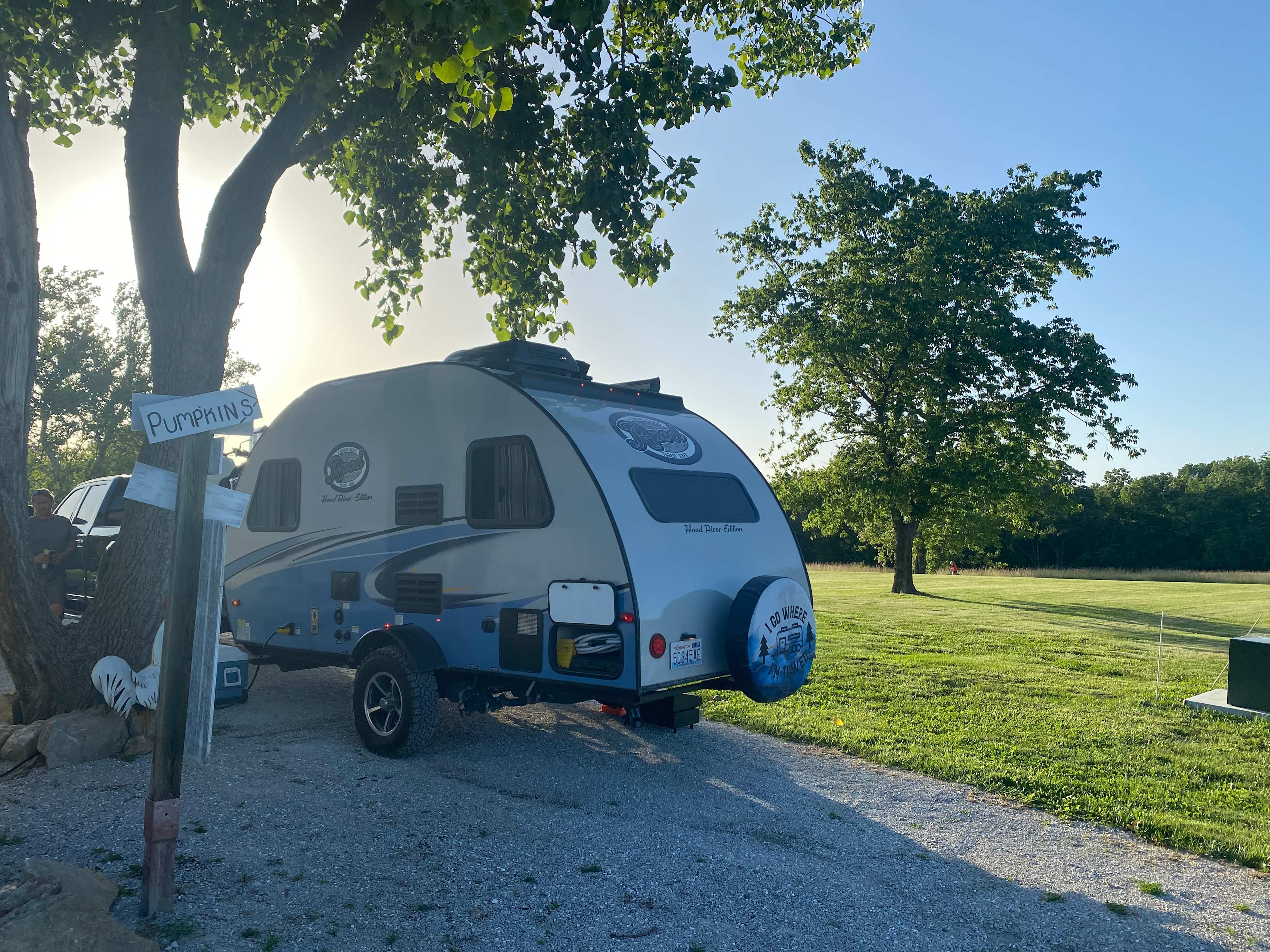 Our 19ft camper and 21 ft truck fit with ease.  Easy in and out. 