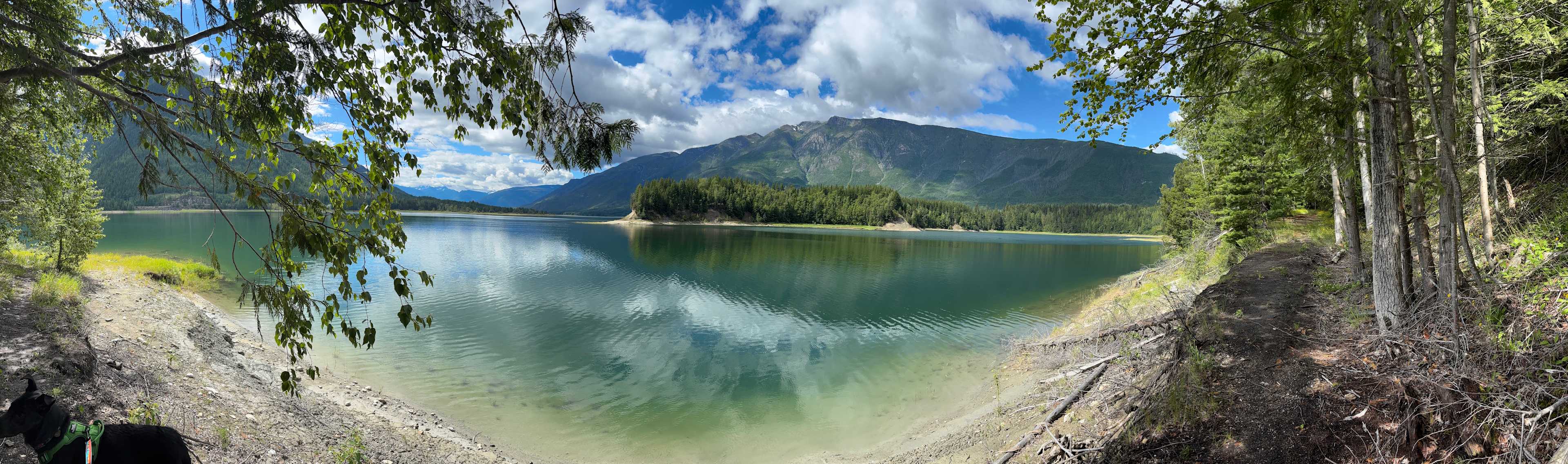 Stunning mountain views by the lake