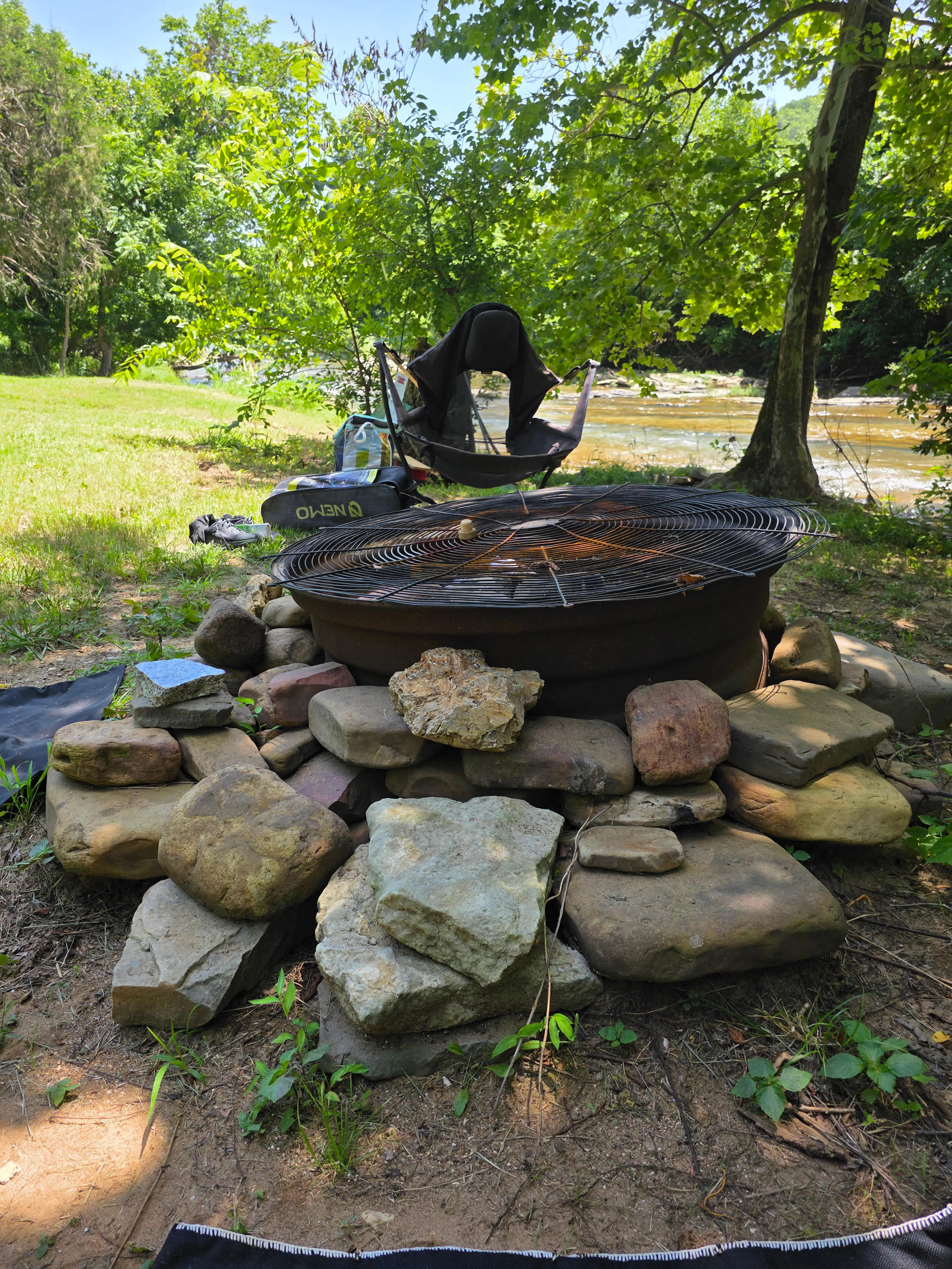 Great fire pit right next to the river!