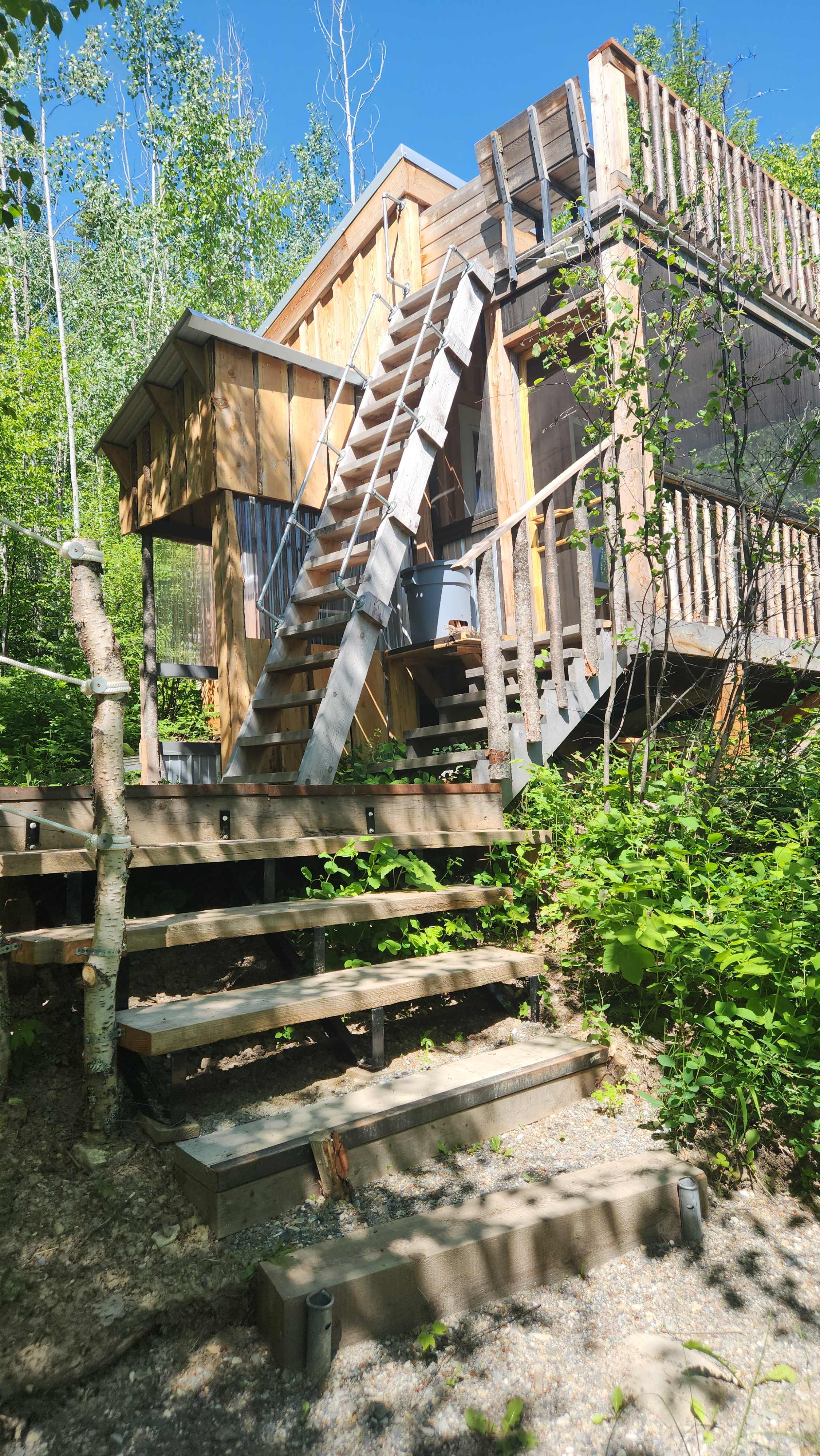 Moonraker Treehouse & Cabins