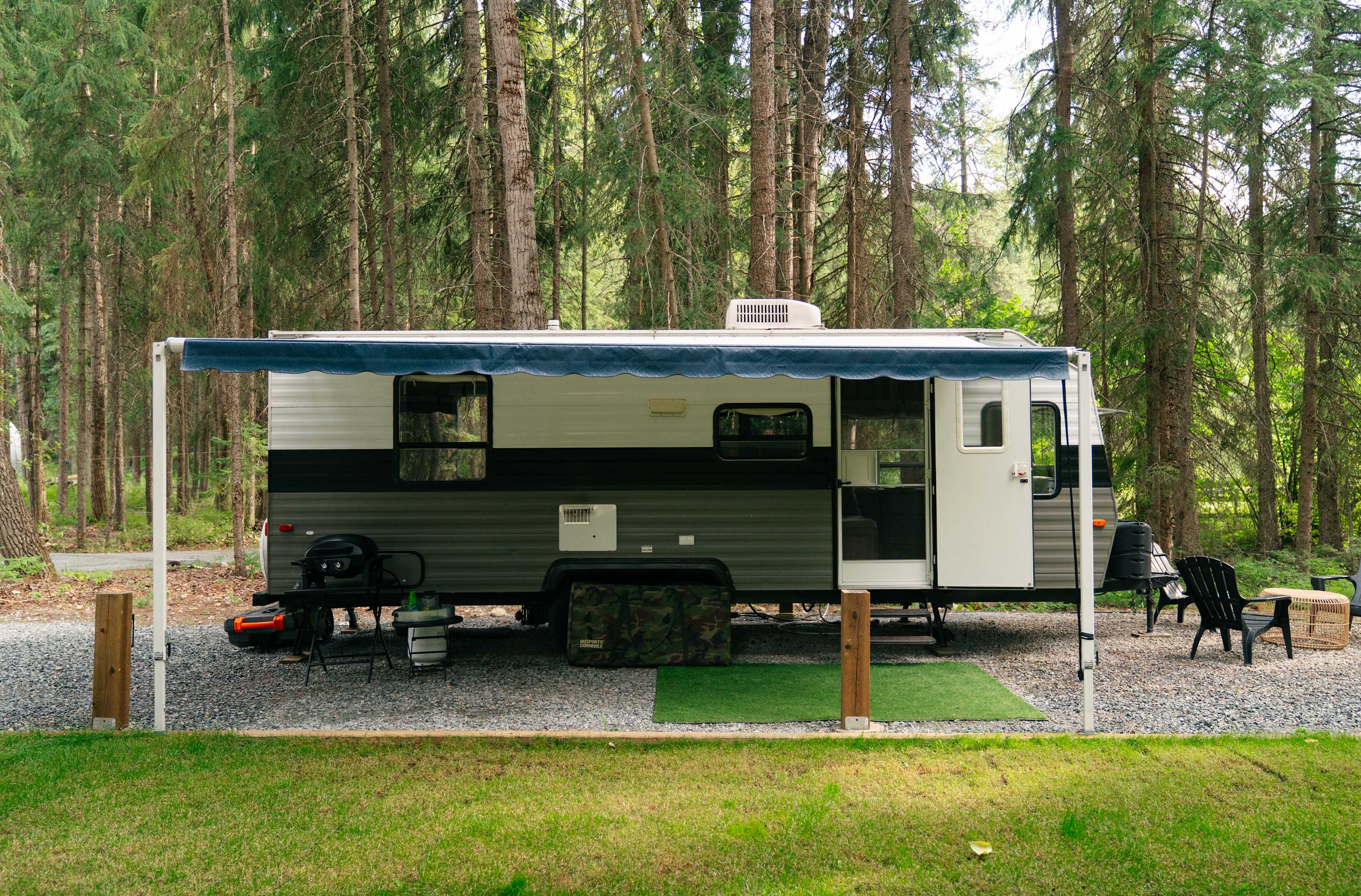 Charming Creekside Caravan
