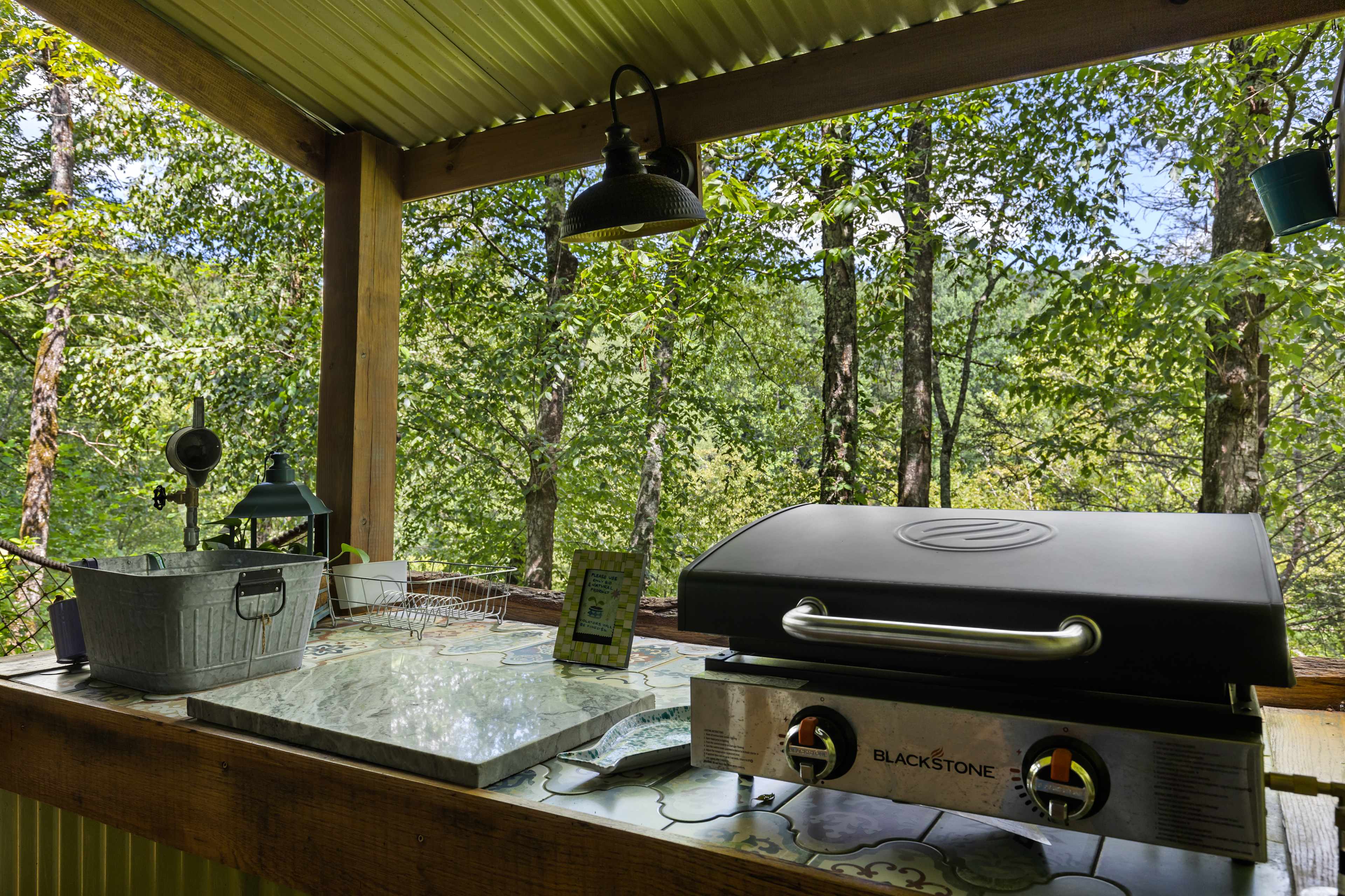 Another outdoor Kitchenette Fully Furnished but with Griddle 