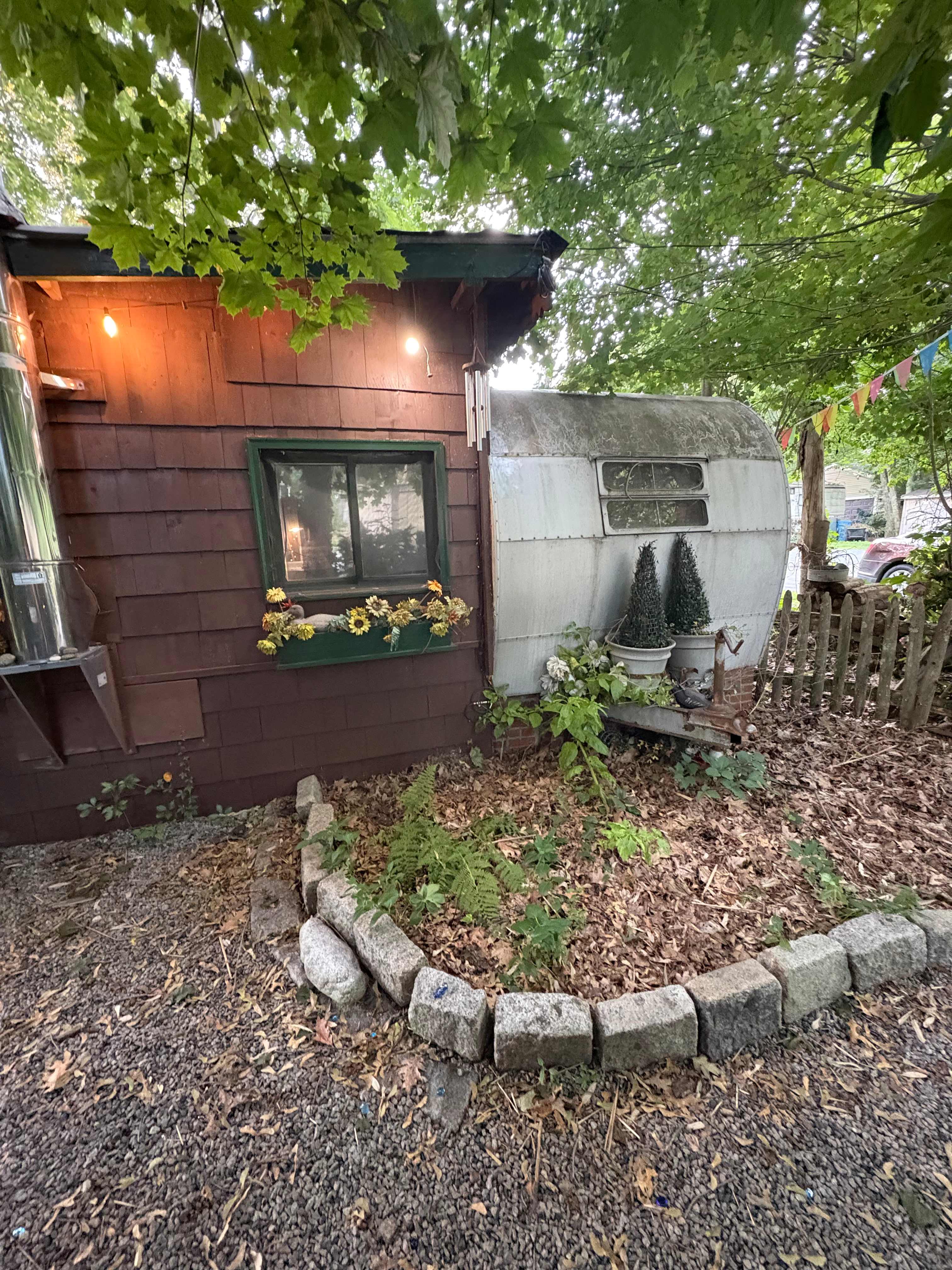 Vintage camper, waterfront &firepit