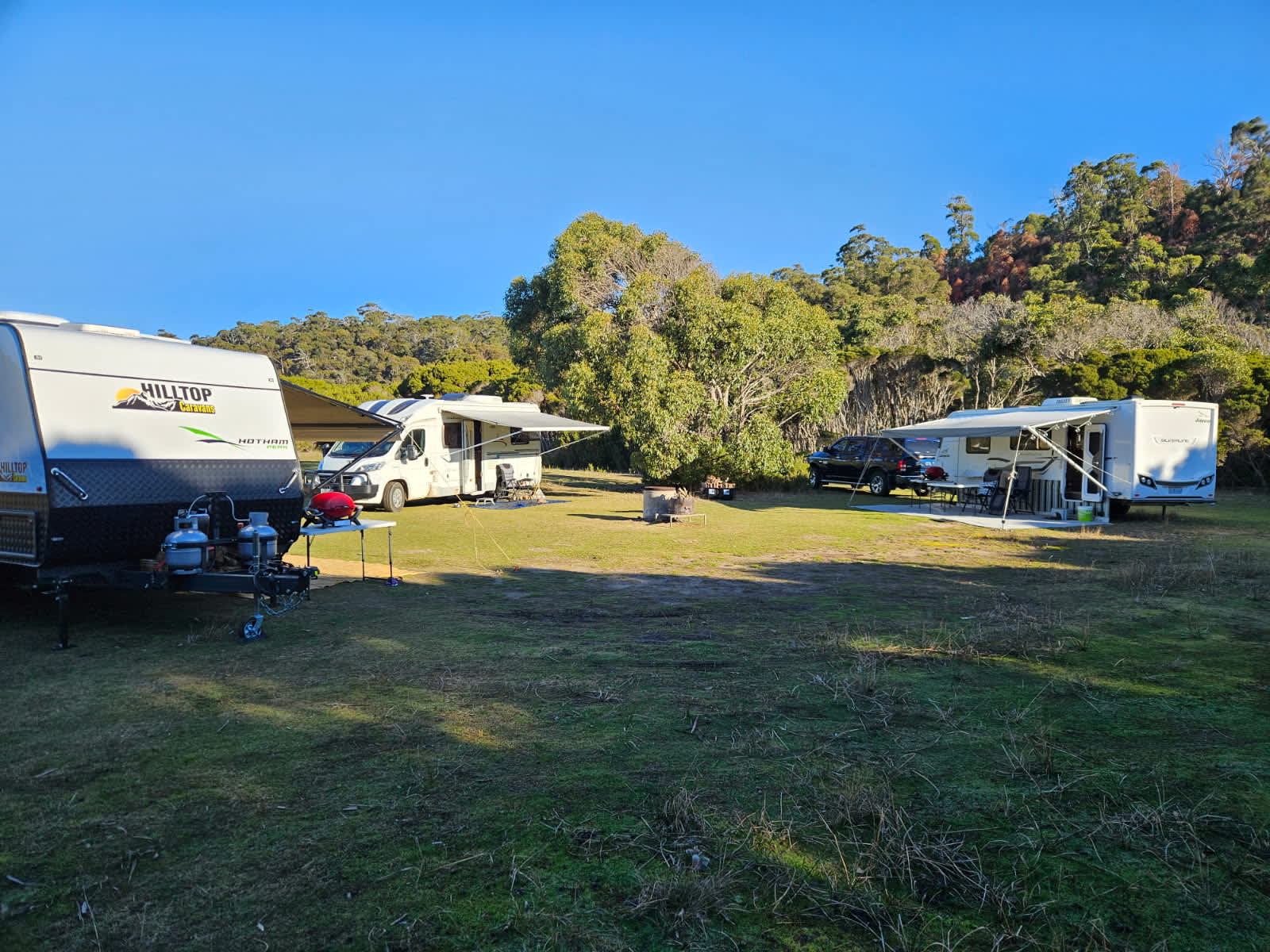 2 caravans, 1 mobile home, 5 people and 2 dogs💗