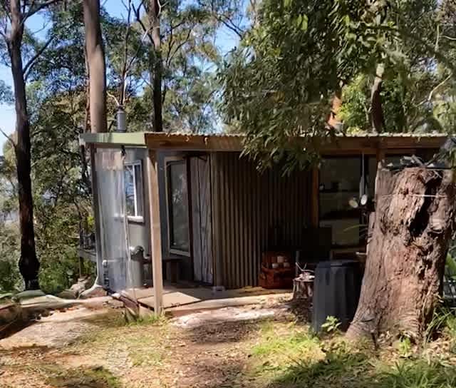 Cabin is nestled on a ridge in pristine bushland 