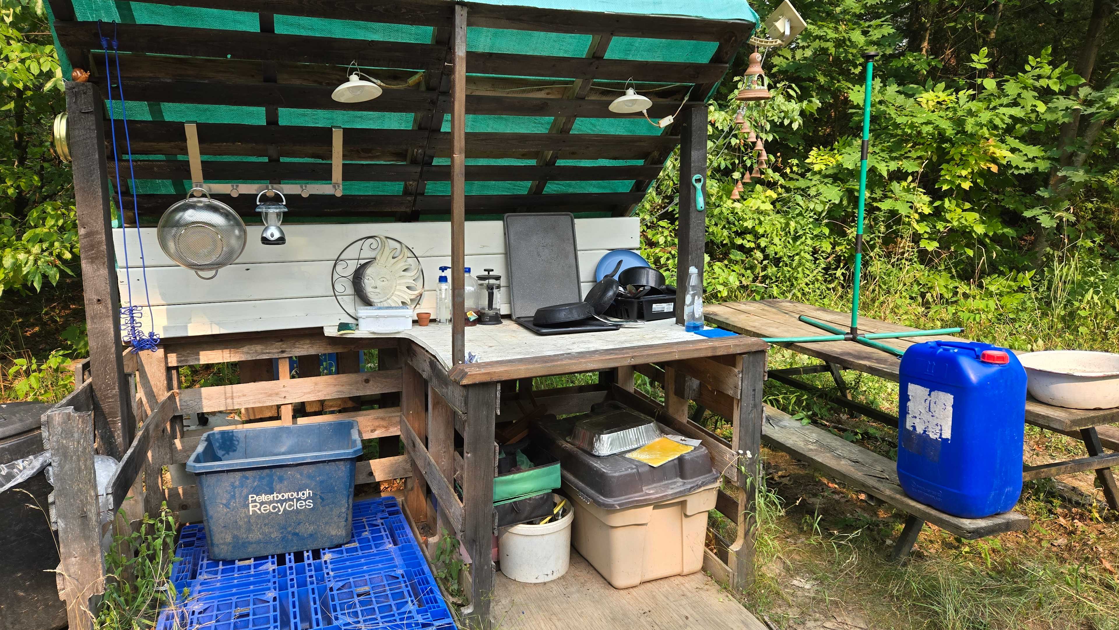 Kitchen: bring your own cuttleries/plates/cups