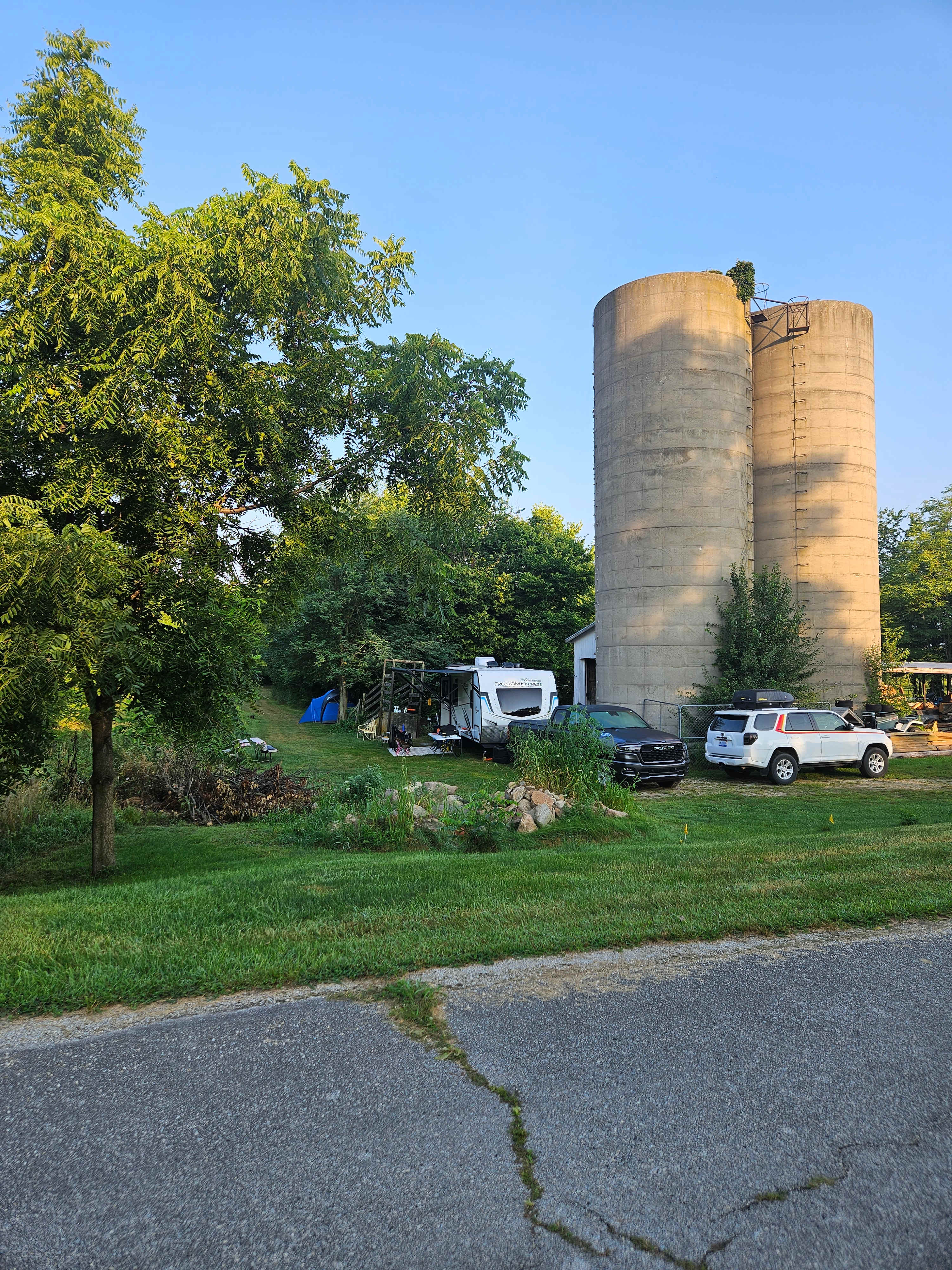 Rusty's Retreat with pond and river