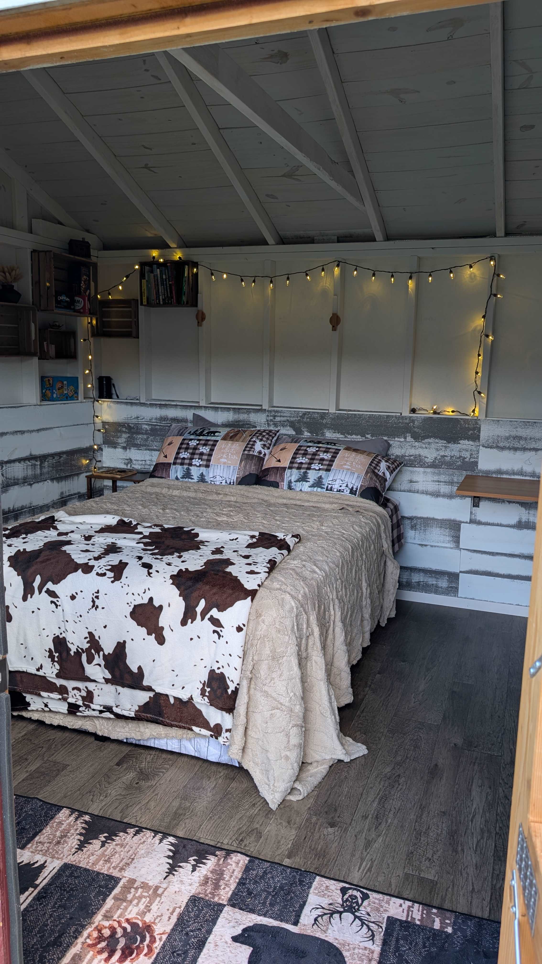 Fun country style room with complimentary food and drinks. Microwave and fridge toaster and coffee maker with coffee. Some fun couples games to play! Ac and the heater. And books to read. 