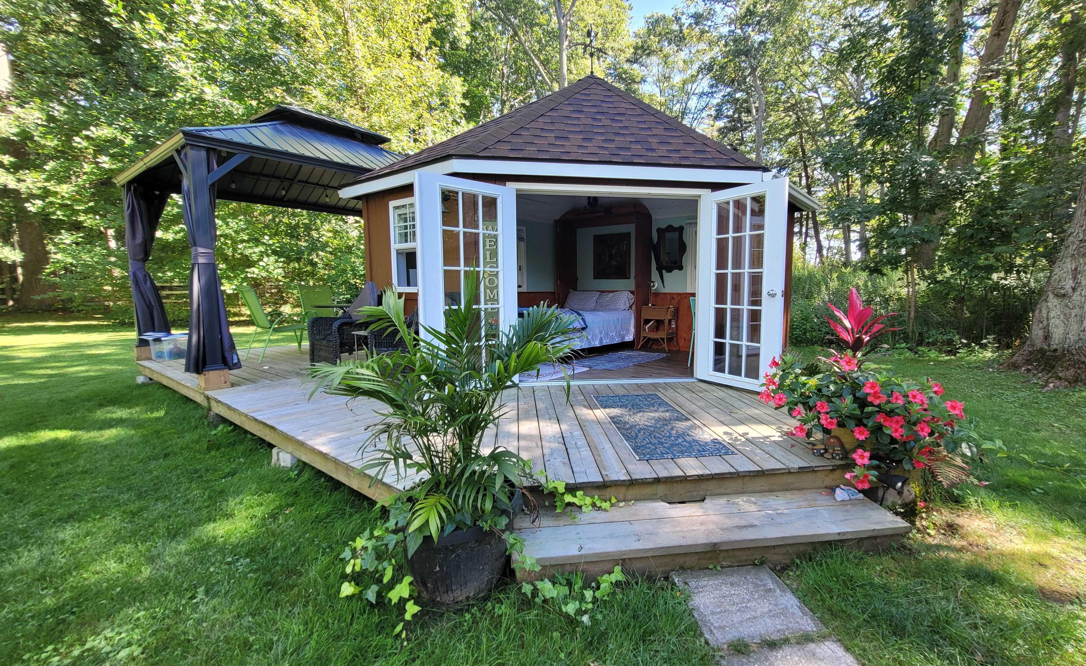 Cabin close to Lake Erie and trails
