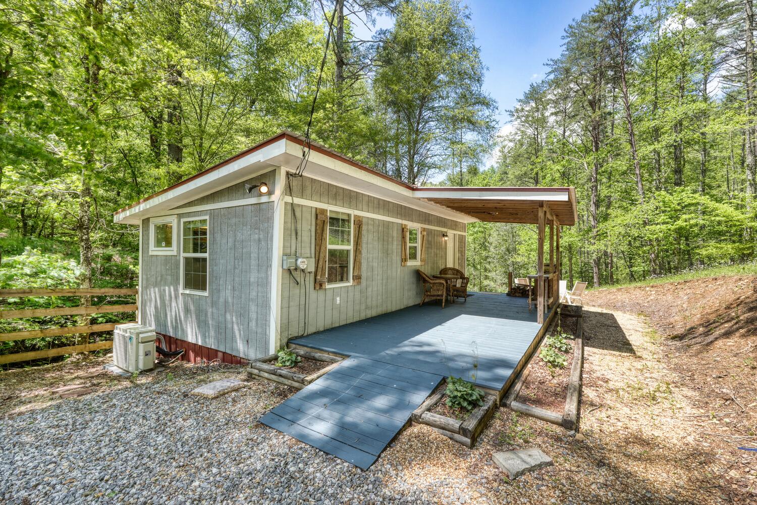 ヨーレイカ Eureka! CAMP-TRAILS Cabin Creek River Runners Retreat | Cozy Blue Ridge Mountain Cabin