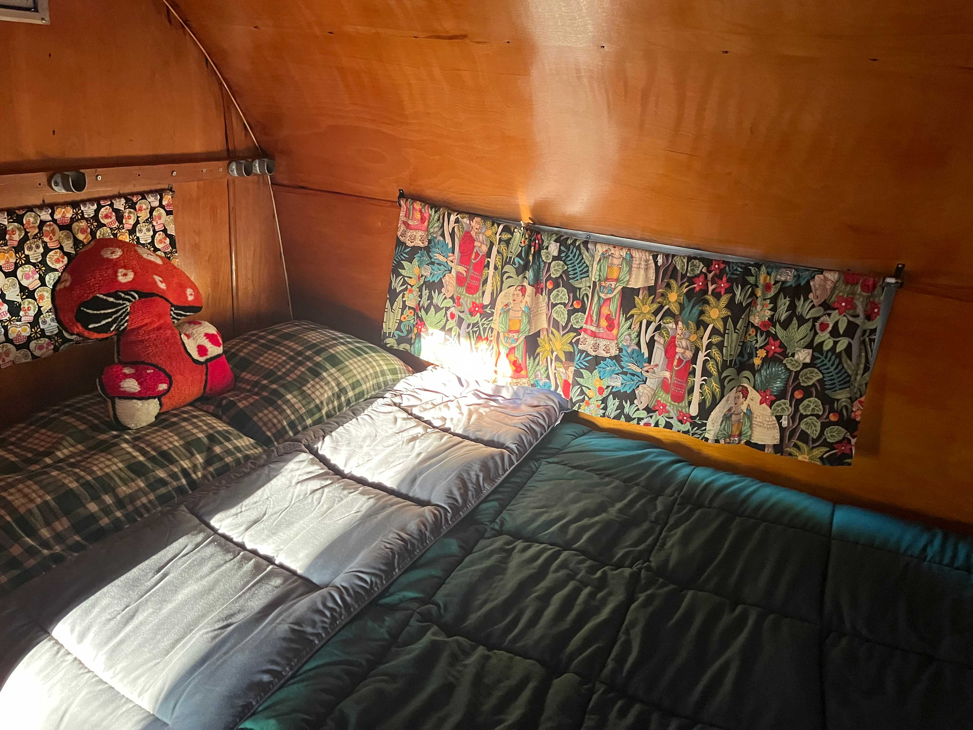 Comfy bed with mounted tv. Very cozy space for streaming Night Flight! 