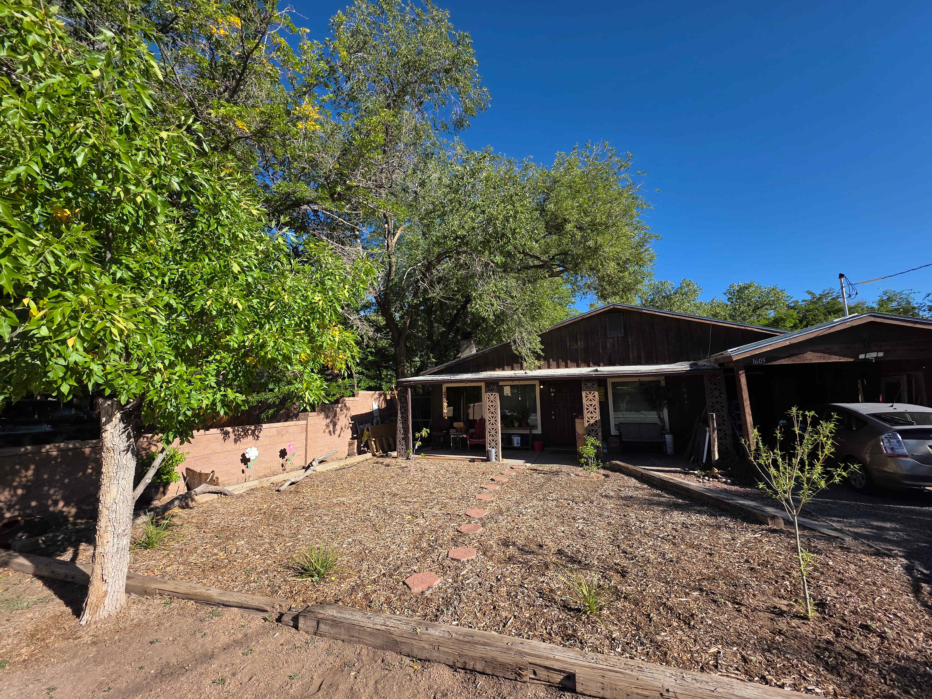 Cute frontage in a peaceful area