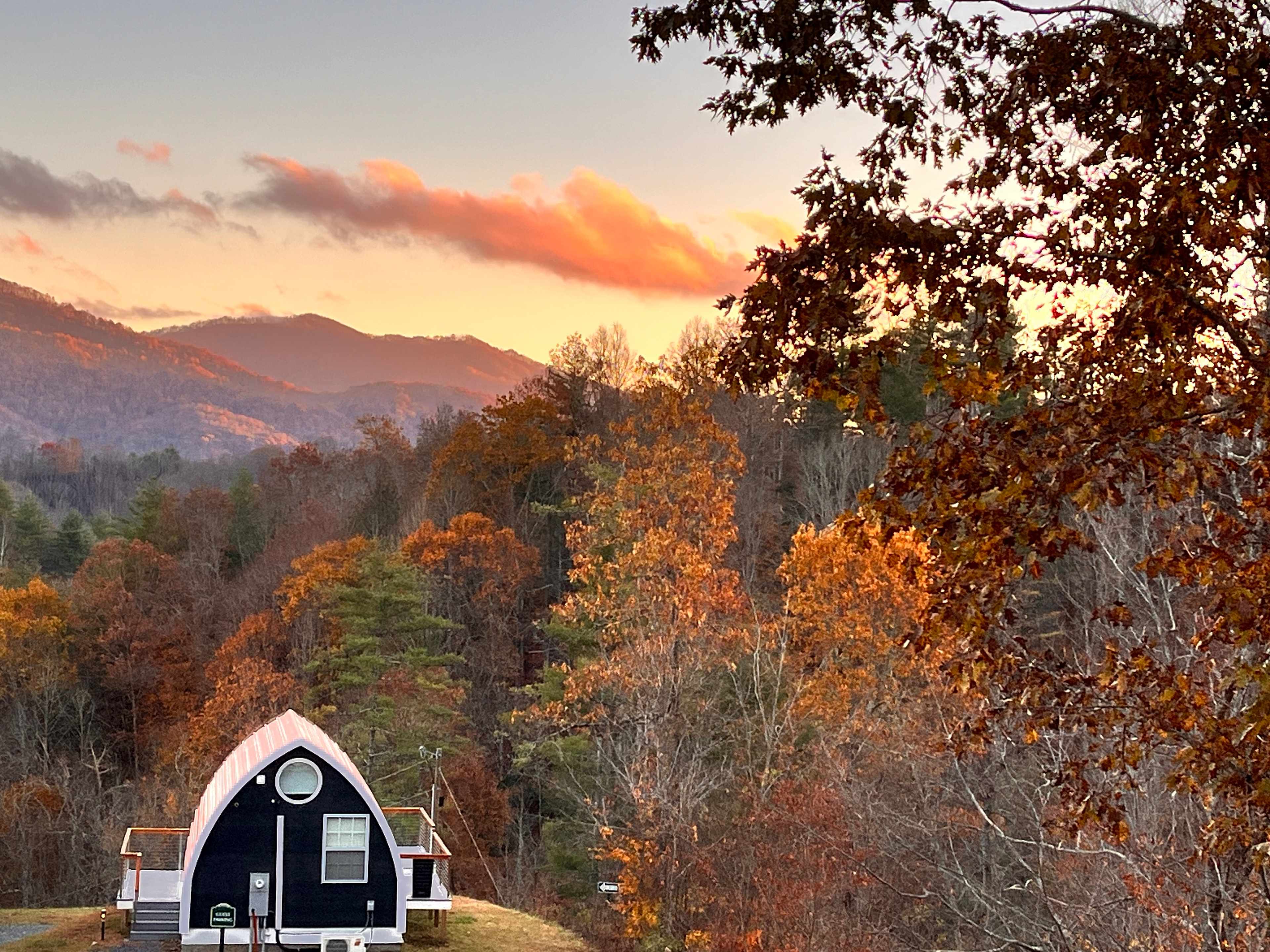 Romantic, hot tub, pet friendly