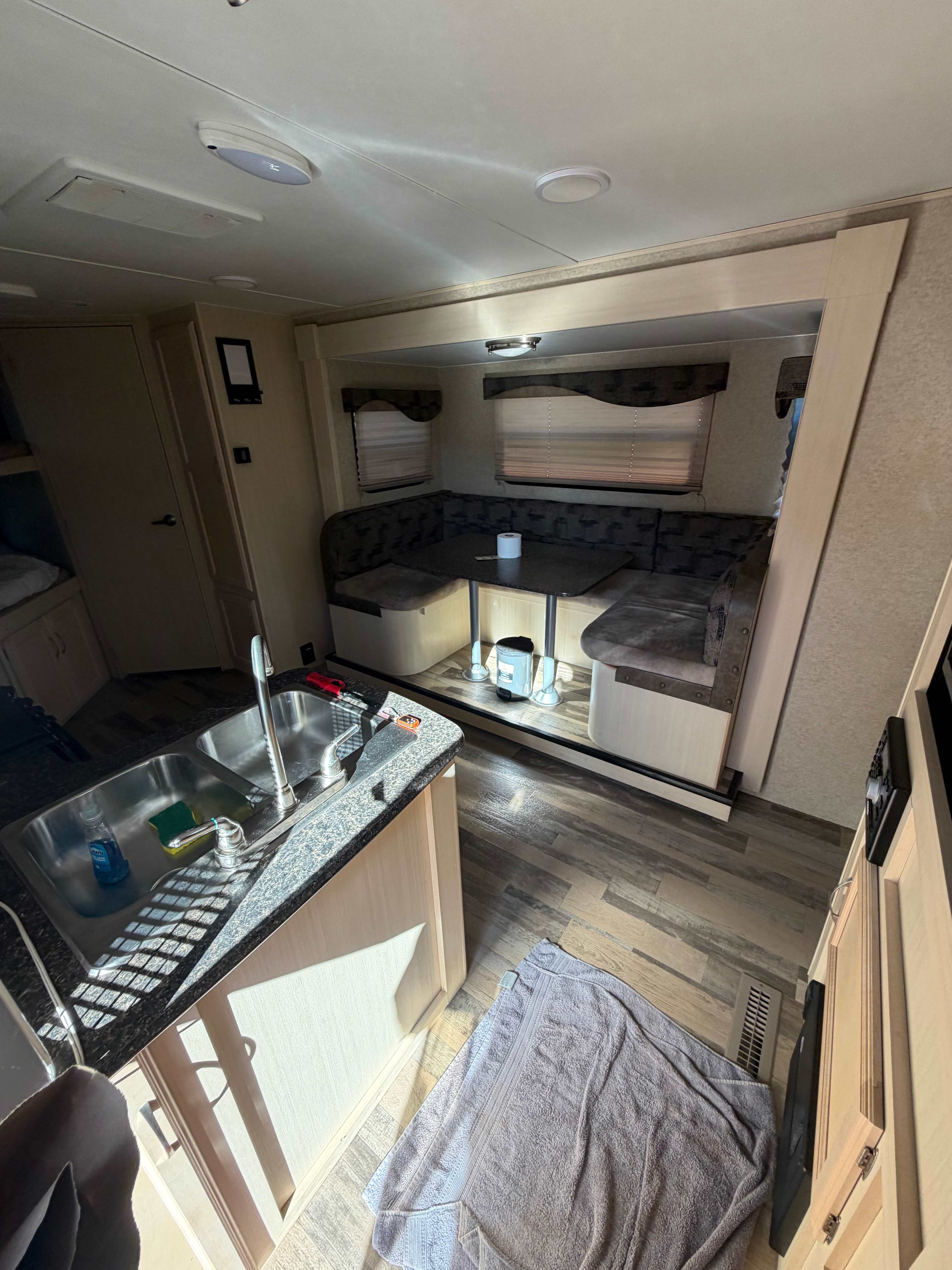 Kitchen & dining area