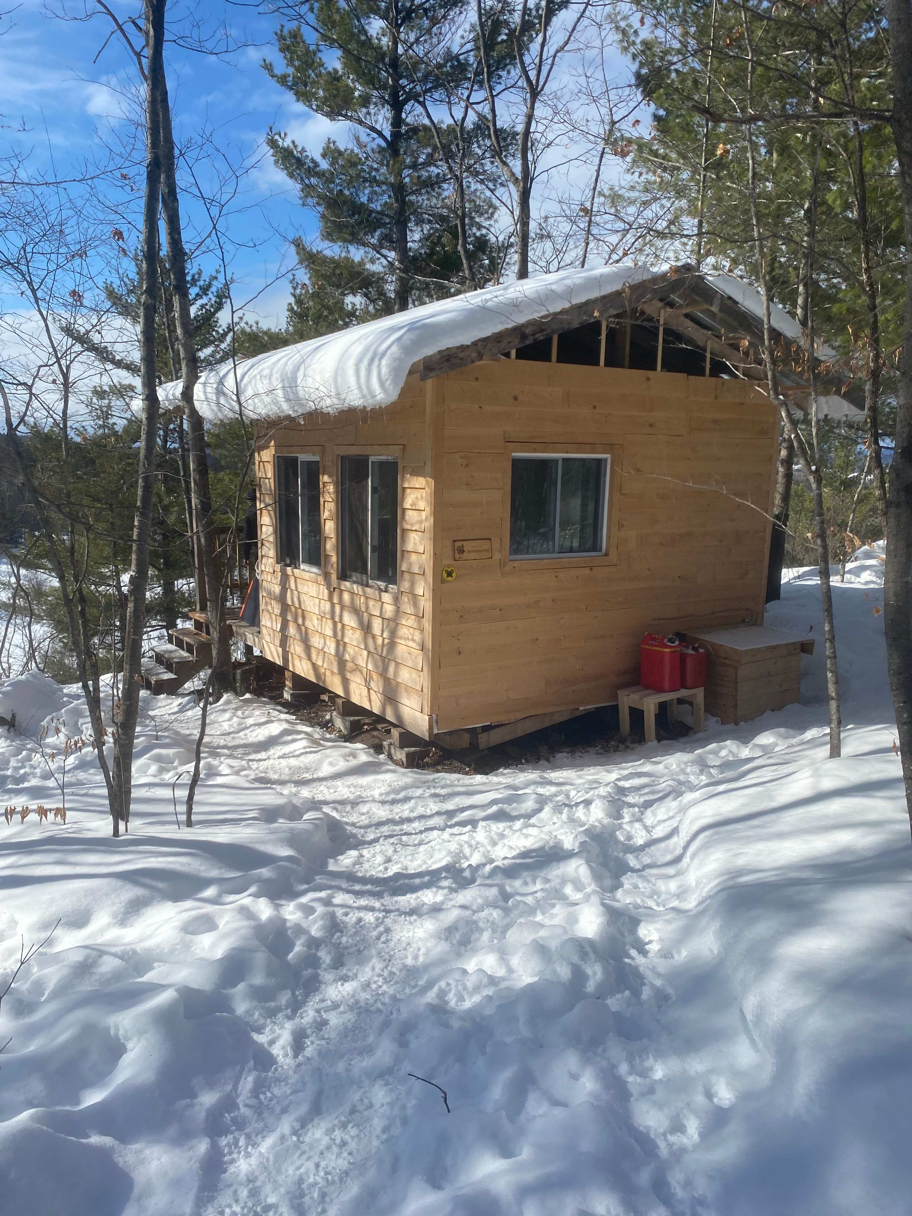 "Romantic" 4-Season Cliffside Cabin