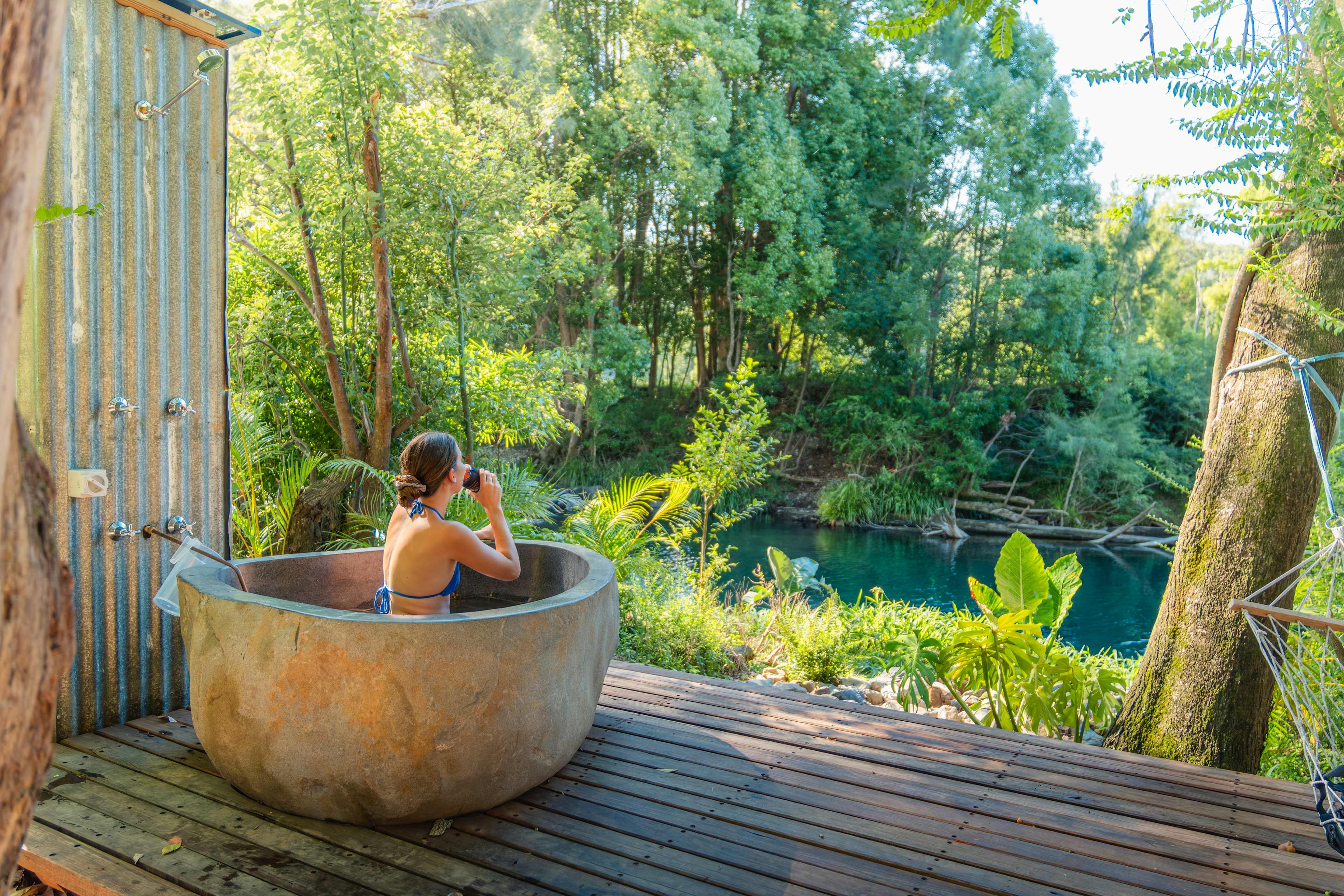 Relax in the bathtub and enjoy views over the pristine water