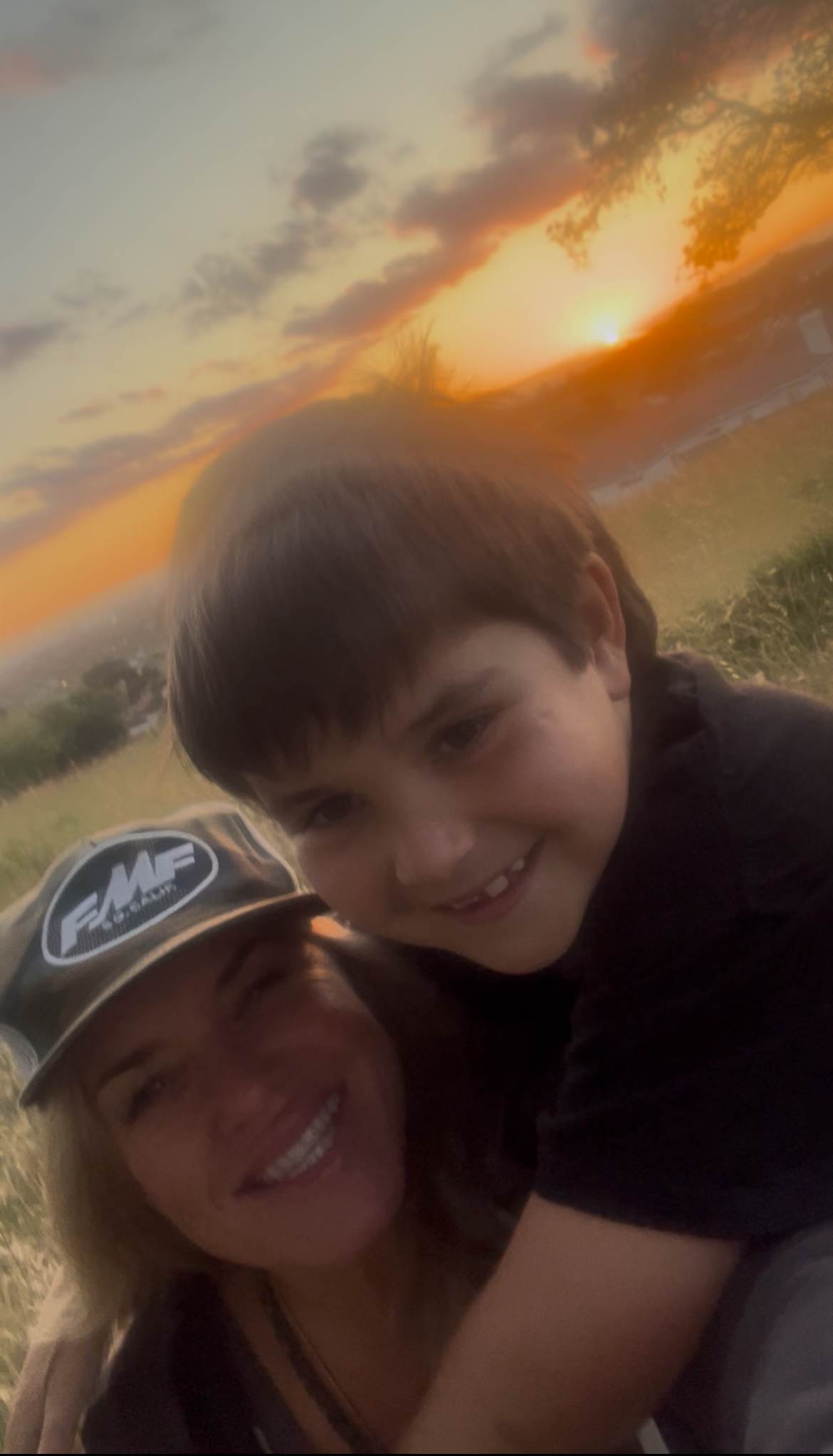 3 minute walk to AMAZING private sunset watching spot with kid friendly tree to climb! 