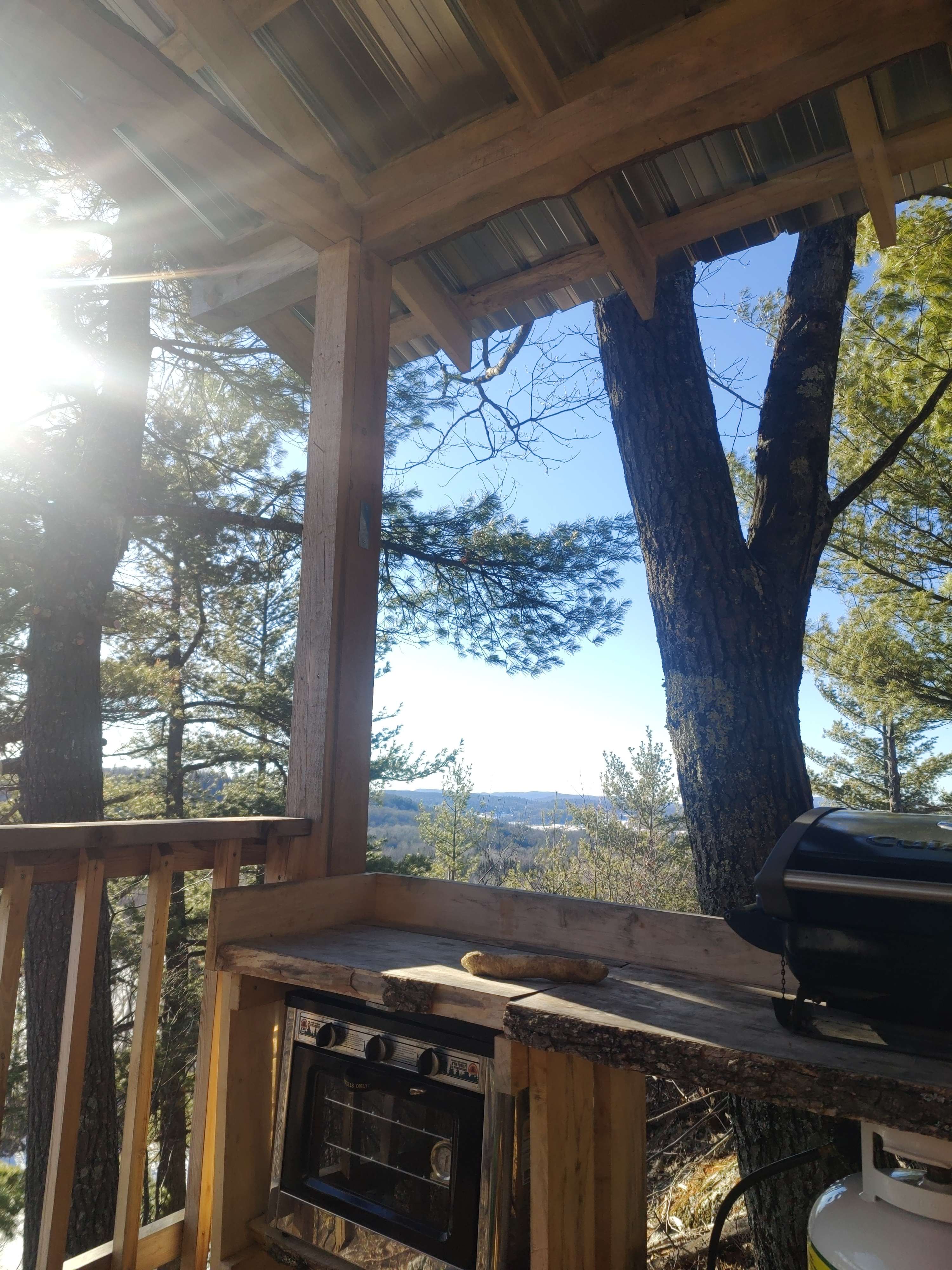 "Romantic" 4-Season Cliffside Cabin