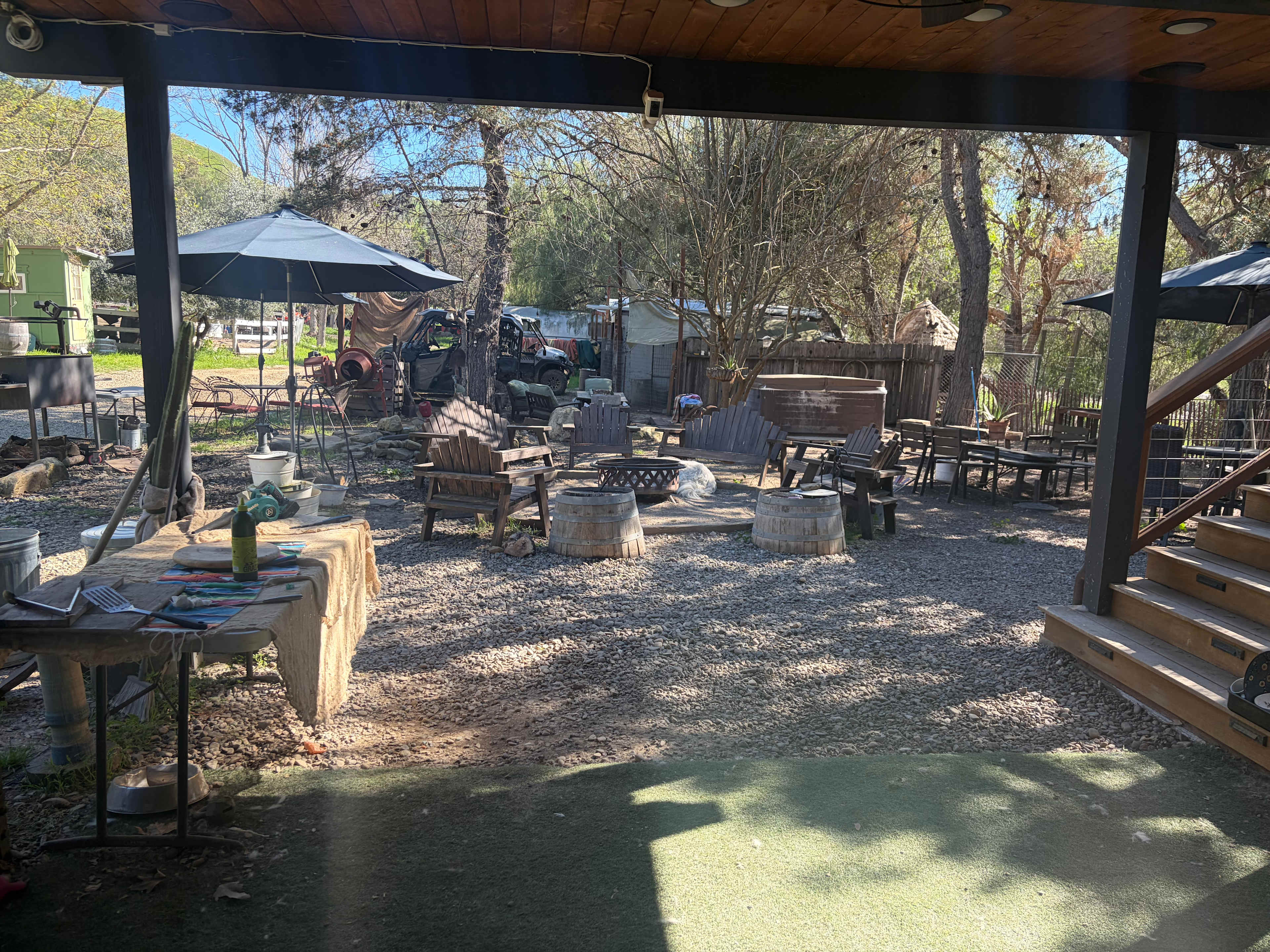 Gathering area by the bar 