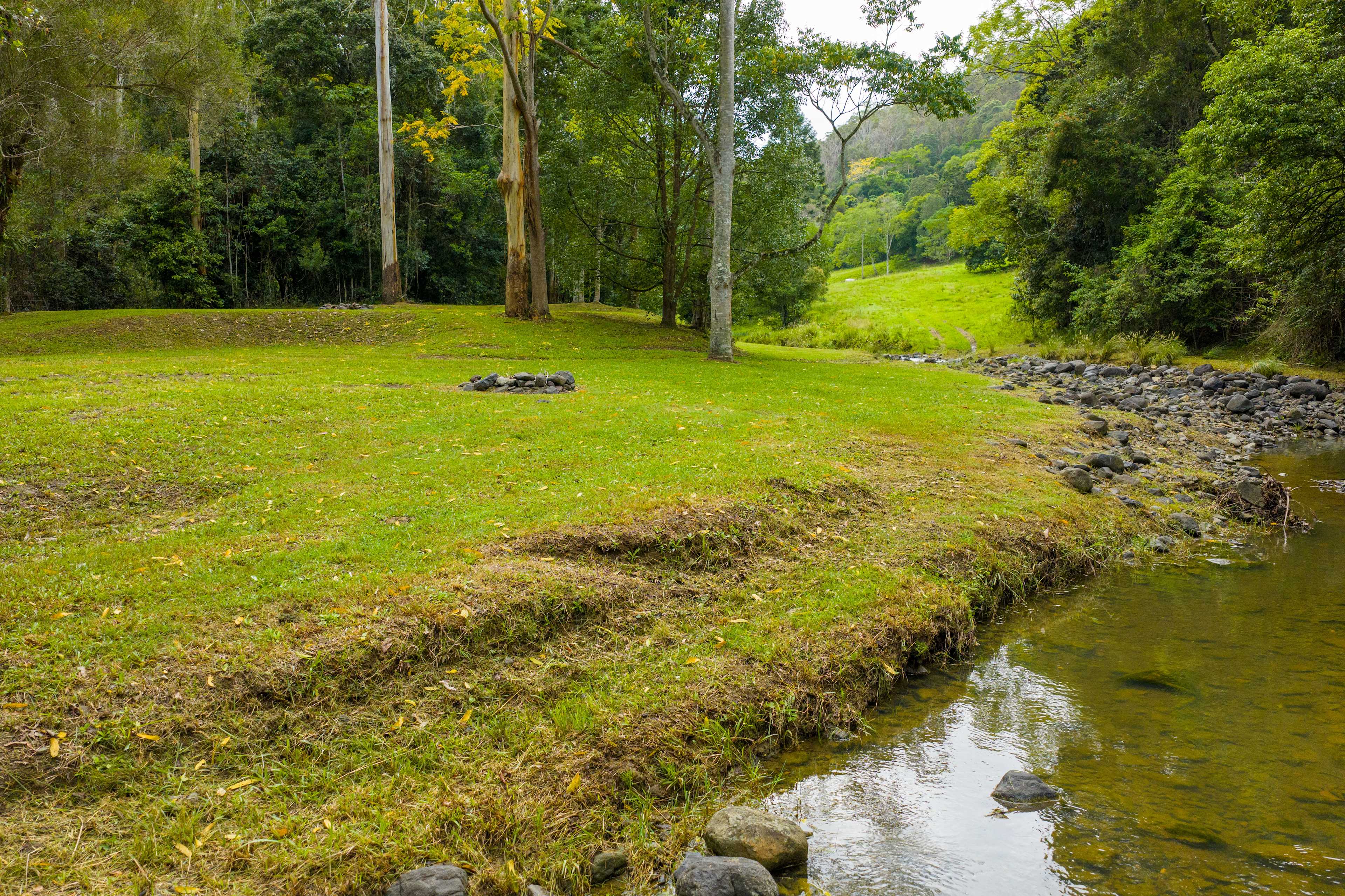 Lacrana by the Creek